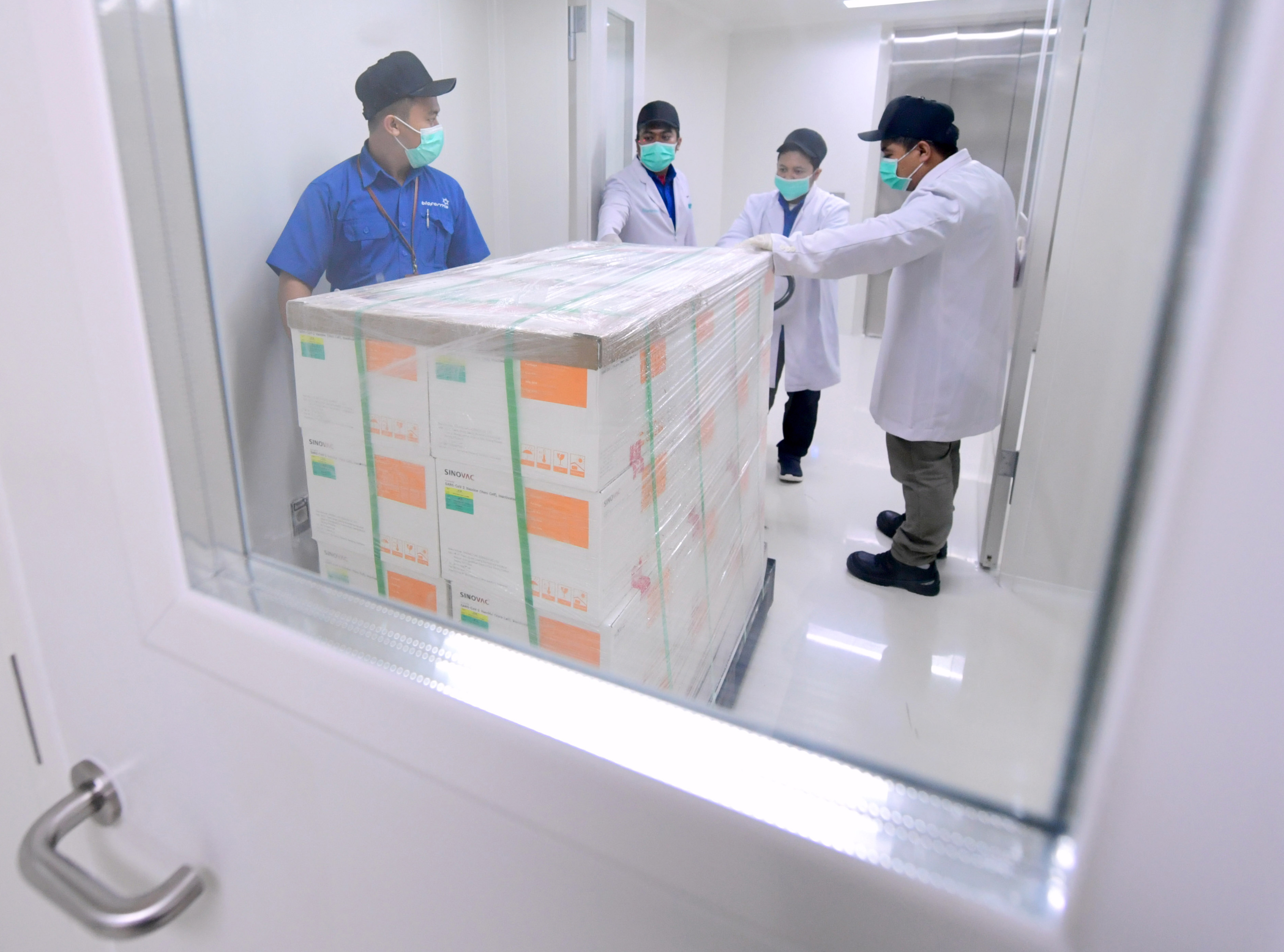 Petugas memindahkan vaksin COVID-19 setibanya di Kantor Pusat Bio Farma, Bandung, Jawa Barat.