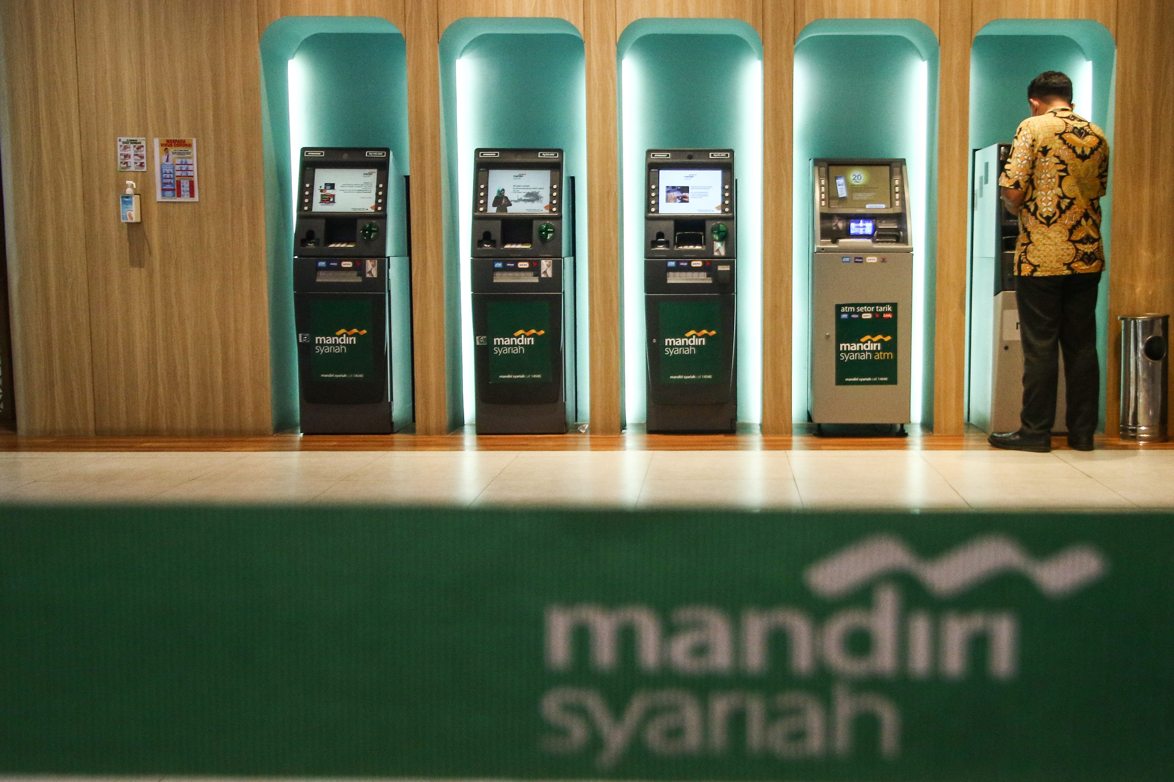 MERGER BANK SYARIAH BUMN: Nasabah mengambil uang di ATM Bank Syariah Mandiri, Jakarta, Rabu (14/10/2020).