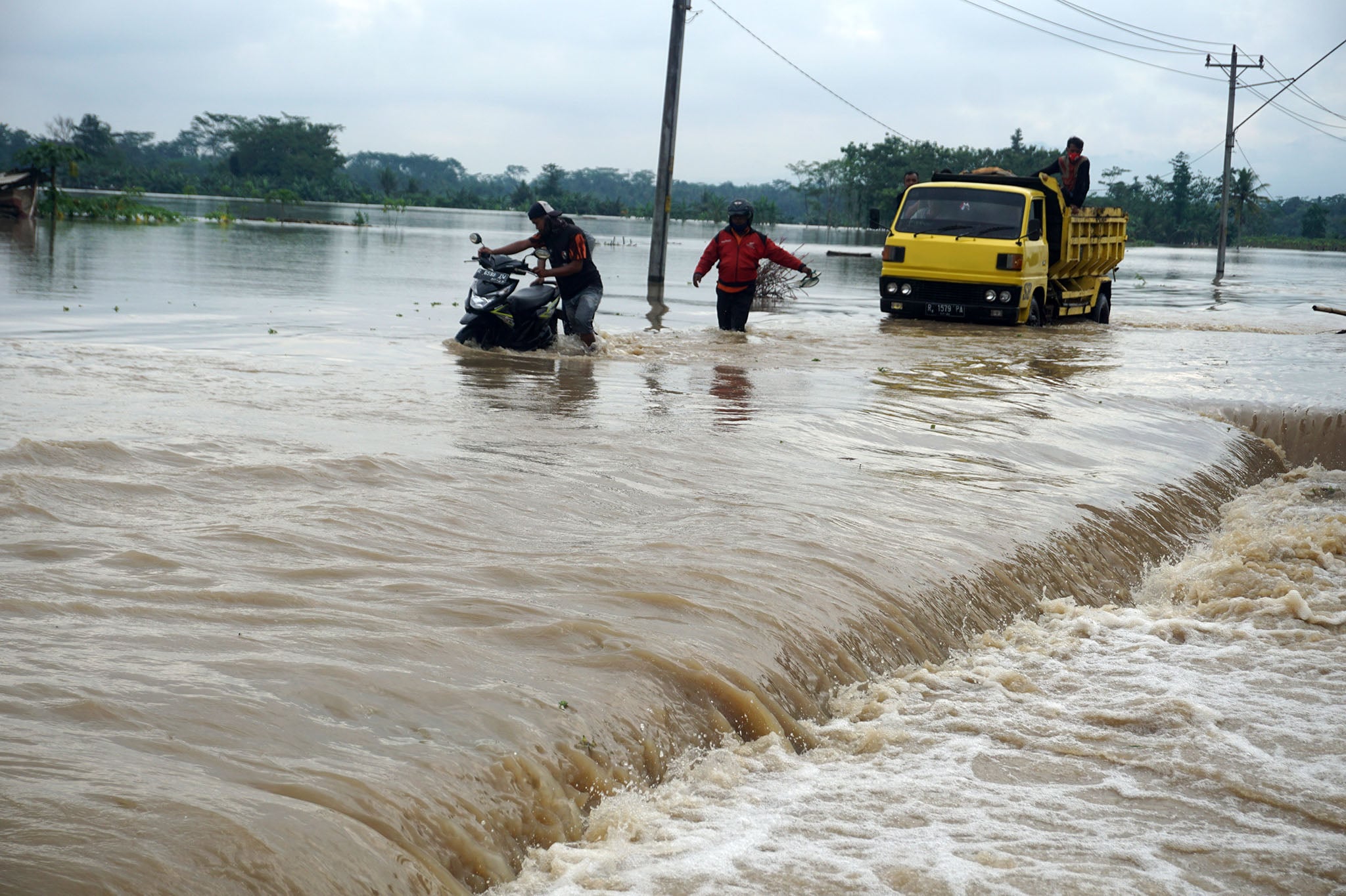Banjir di jalan menuju Bandara JB Soedirman Purbalingga, Jawa Tengah, Kamis (3/12/2020).
