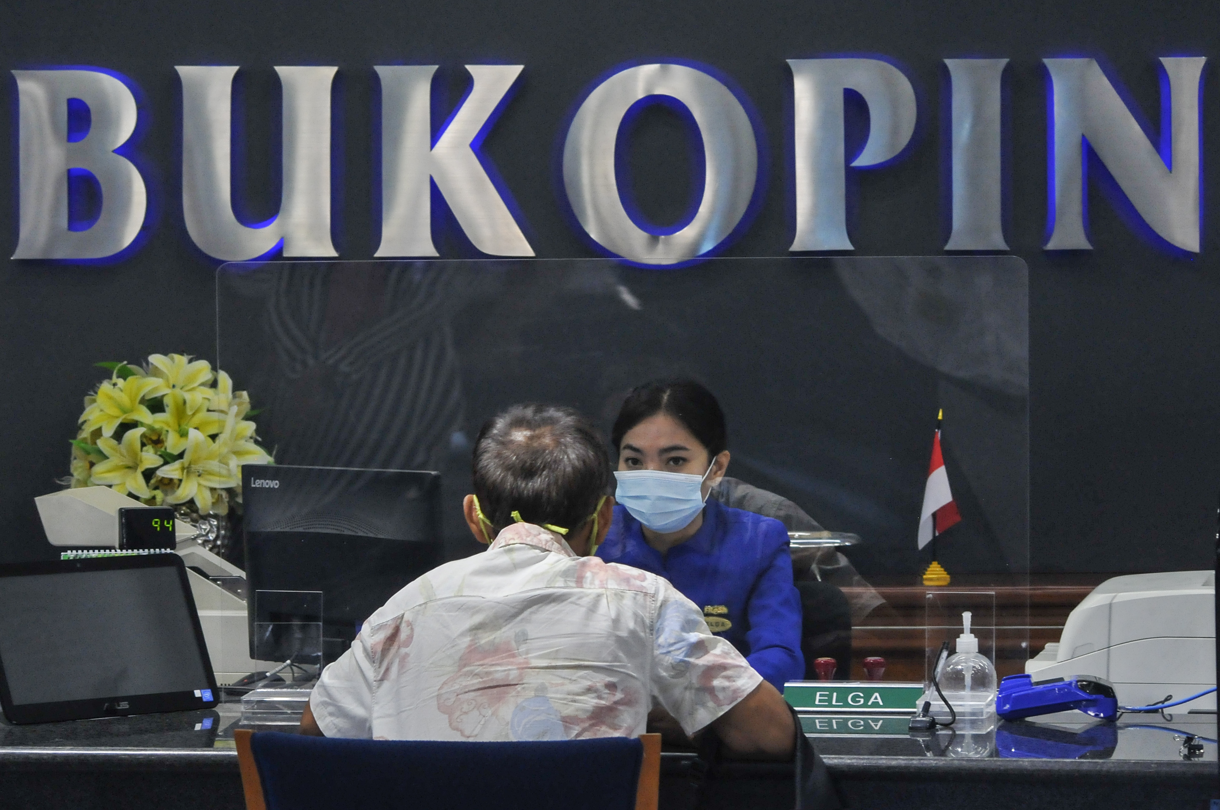 PELAKSANAAN PUT BANK BUKOPIN: Suasana pelayanan nasabah di kantor pusat Bank Bukopin, MT Haryono, Jakarta Selatan, Rabu (1/7/2020)