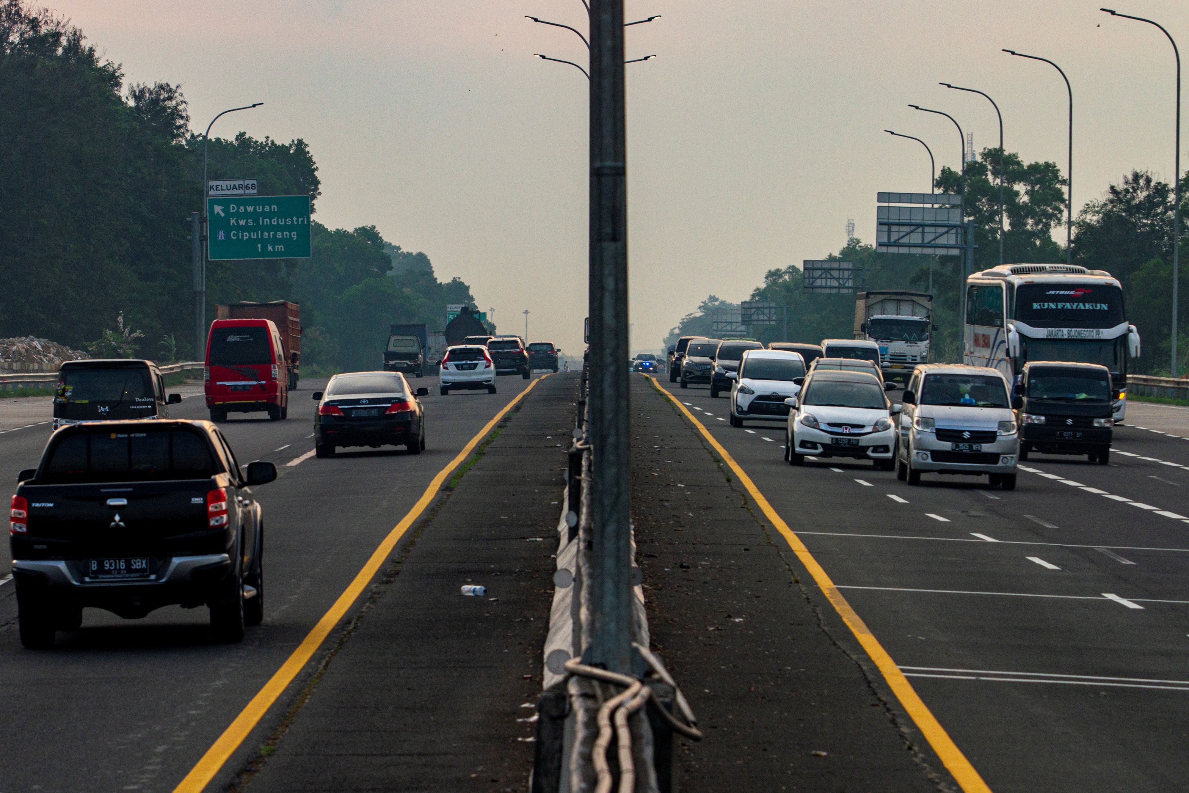 Sejumlah kendaraan melaju di tol Jakarta-Cikampek menuju Gerbang Tol Cikampek Utama di Karawang, Jawa Barat, Kamis (23/4).