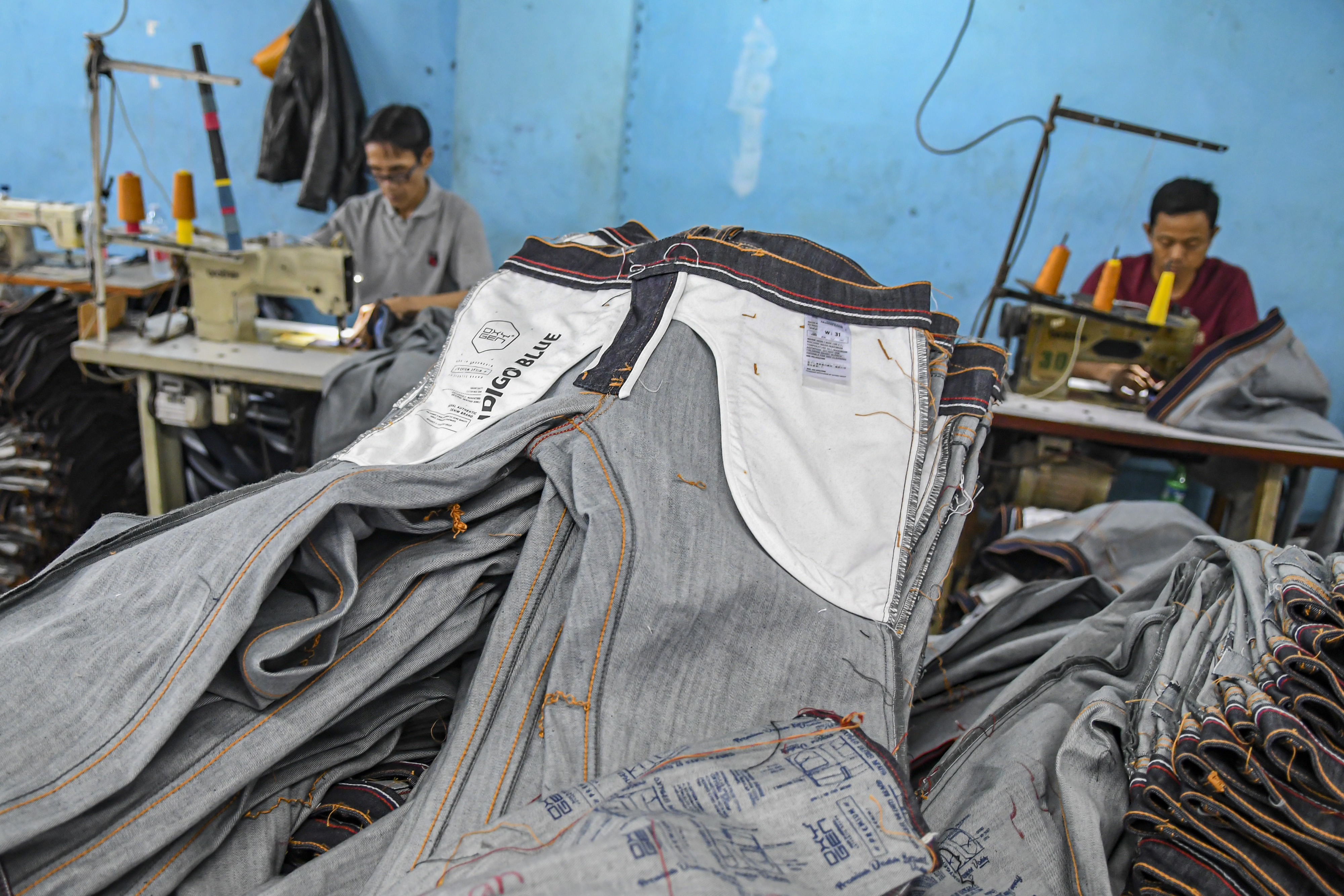 Pekerja menyelesaikan pembuatan celana panjang di kawasan PIK, Jakarta, kemarin.