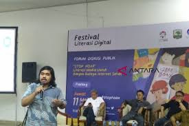 Ketua Masyarakat Anti-Fitnah Indonesia (Mafindo) Septiaji Eko Nugroho (kiri) memberi penjelasan.