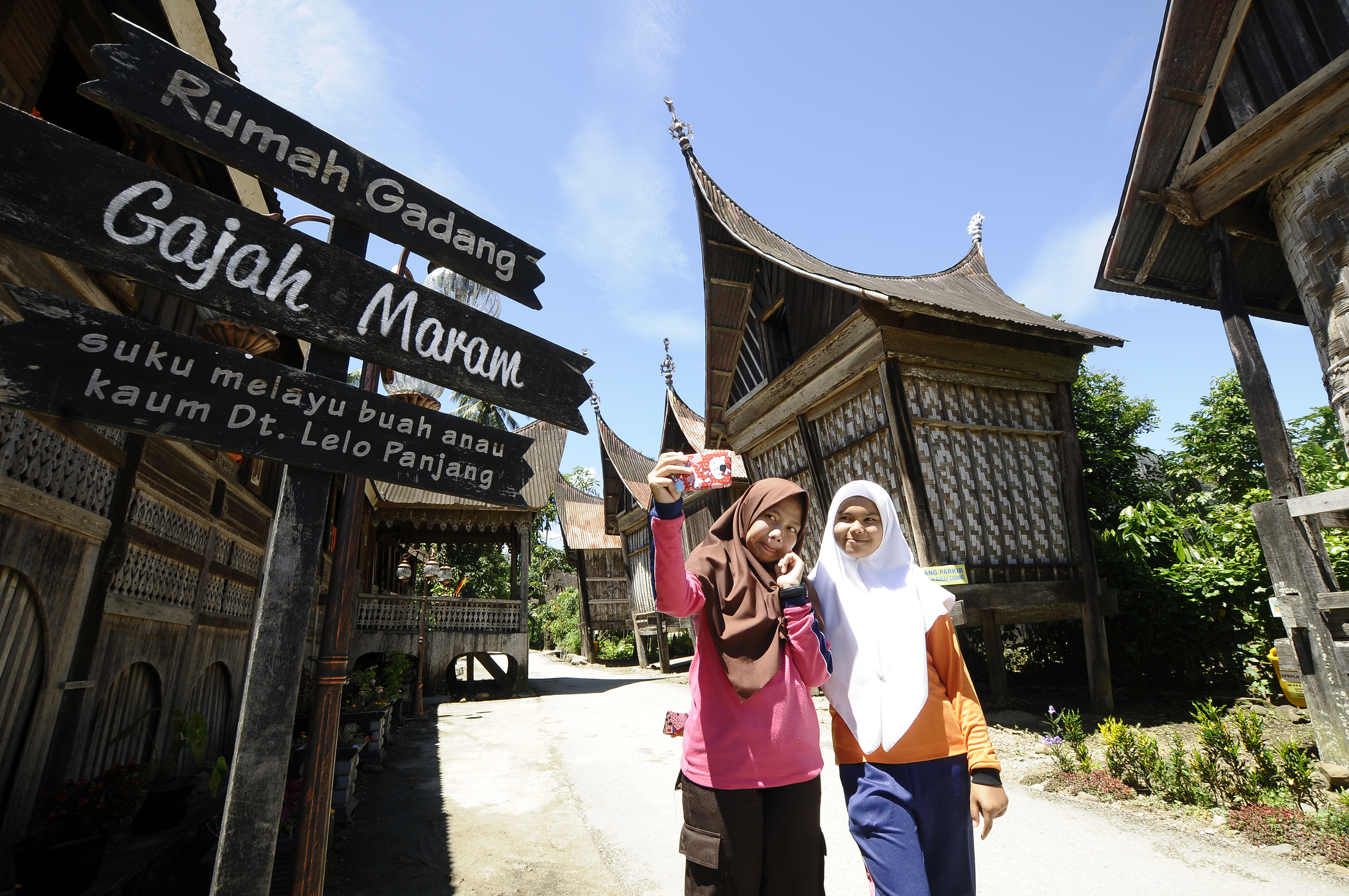 Pengunjung berswafoto di kawasan Saribu Rumah Gadang, Nagari Koto Baru, Solok Selatan, Sumatra Barat.
