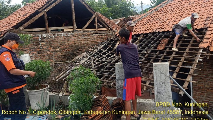 Dua puluh tiga rumah warga mengalami kerusakan akibat gempa dengan magnitudo 4,2, yang berpusat di darat 28 km barat daya Kabupaten Brebes, 