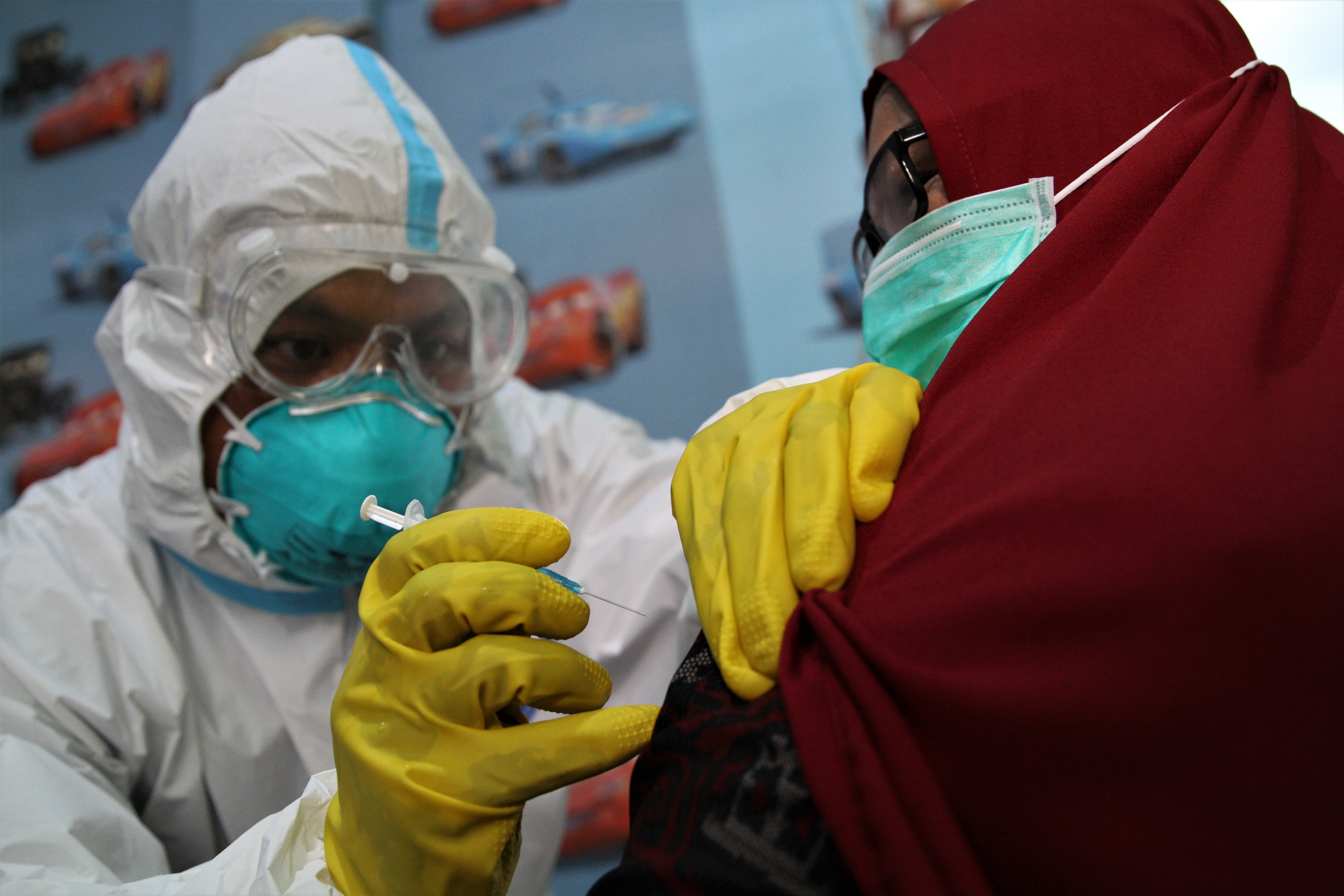 Petugas kesehatan menyuntikan vaksin COVID-19 saat simulasi pelayanan vaksinasi di Puskesmas Kemaraya, Kendari, Sulawesi Tenggara.