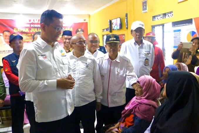 Menteri Sosial Juliari P Batubara (kedua dari kiri) tengah berbincang-bincang dengan masyarakat.