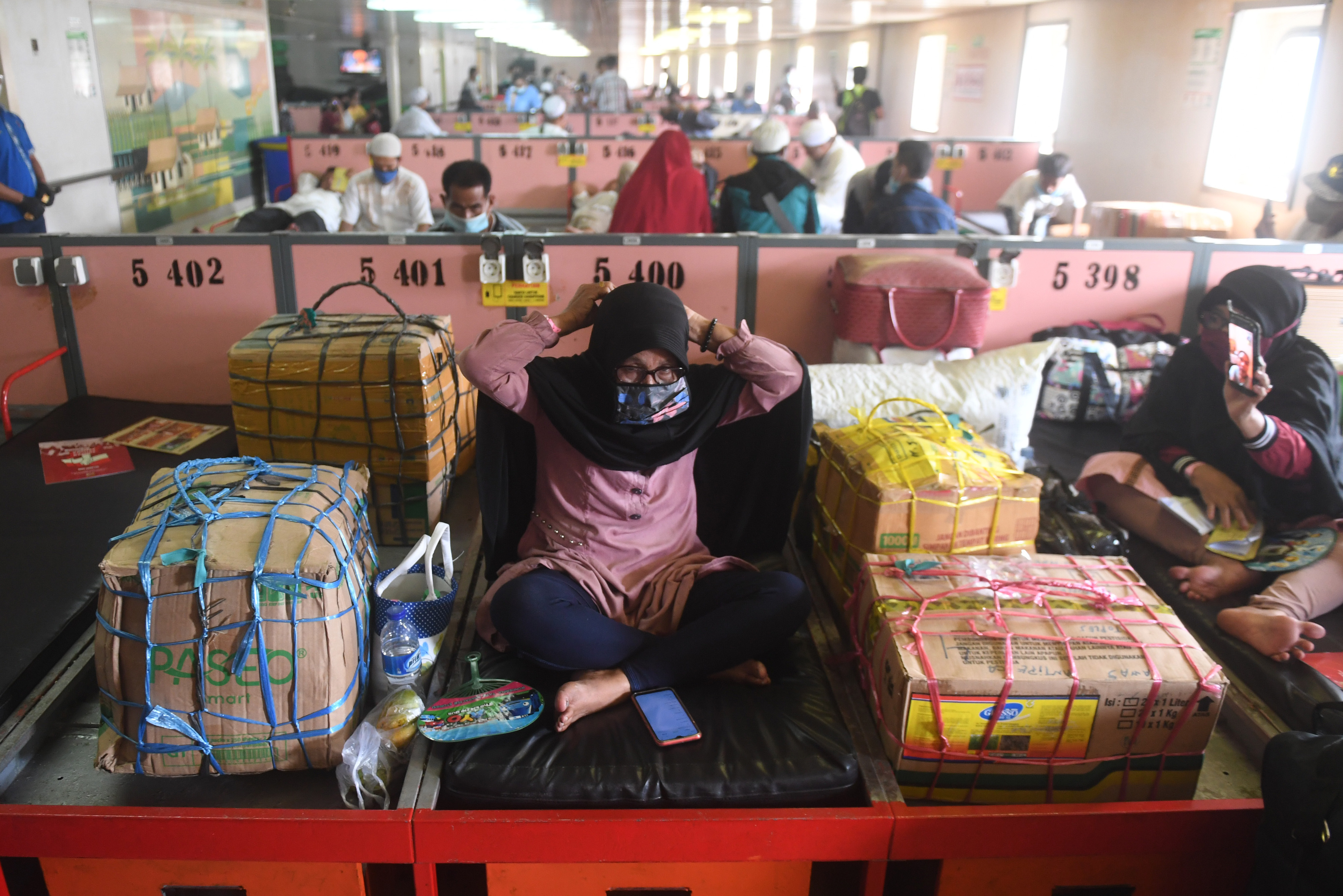 Penumpang mengenakan masker di KM Dorolonda yang akan diberangkatkan dari Terminal Penumpang Tanjung Priok, Jakarta.