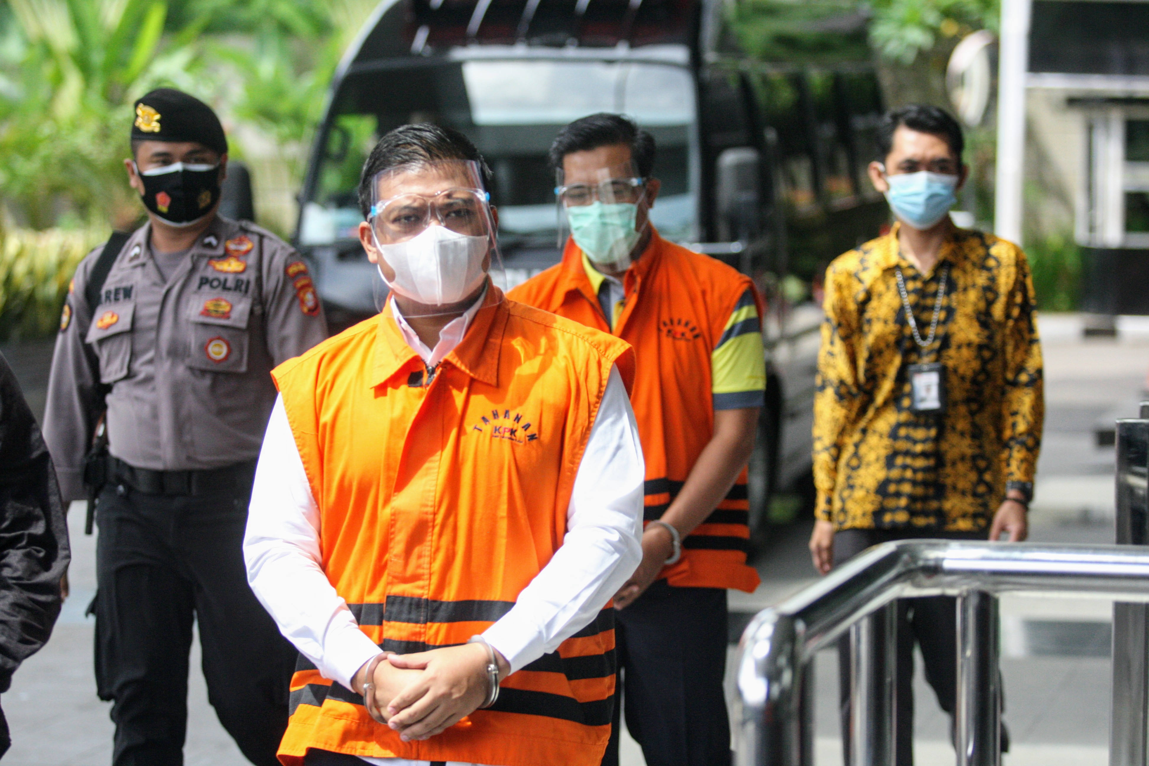 Staf Khusus dan Sekretaris Pribadi Edyhy Prabowo saat menjalani pemeriksaan di KPK