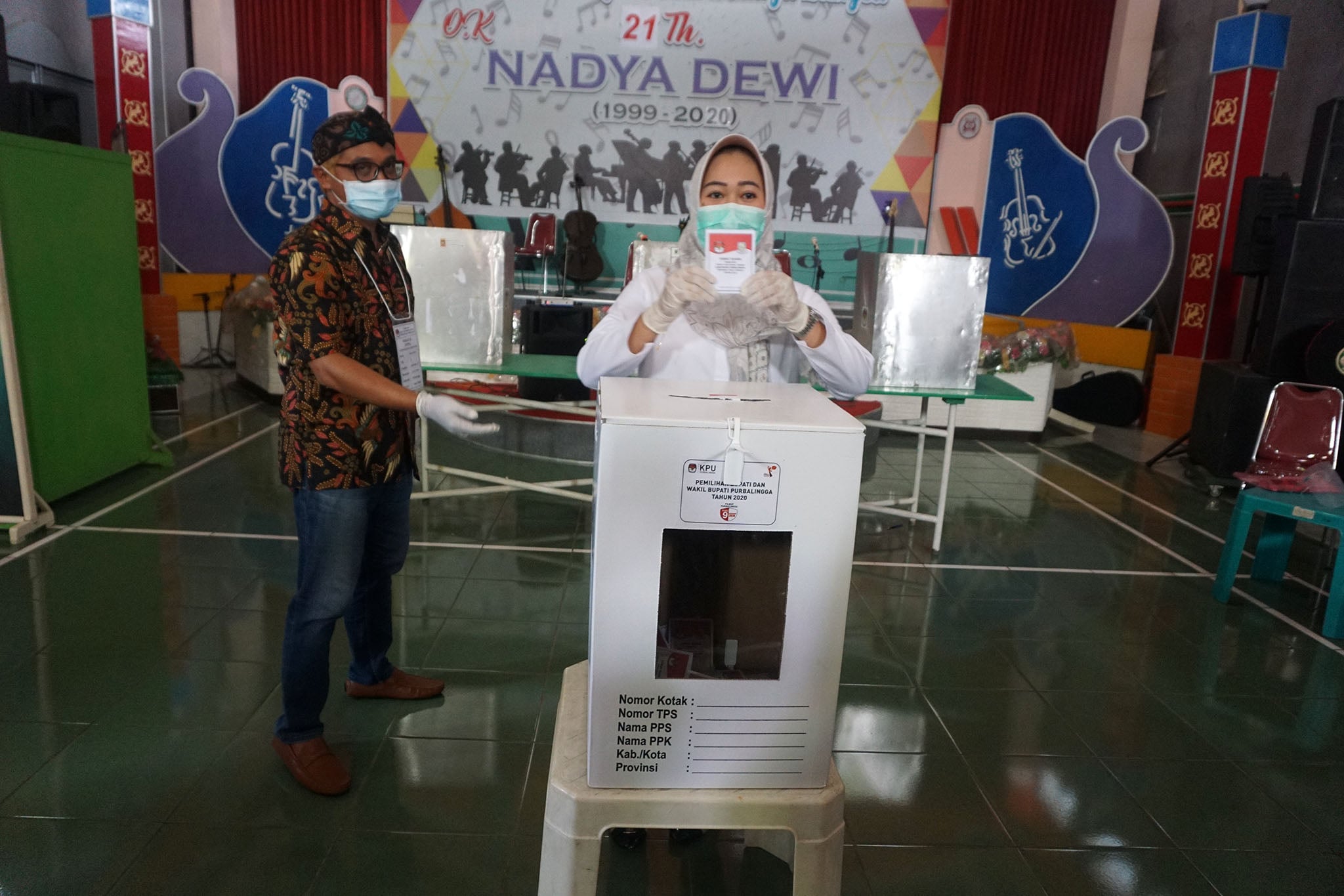 Bupati Purbalingga Dyah Hayuning Pratiwi mencoblos di TPS 14 Kelurahan Purbalingga Lor, Kec. Purbalingga, Kab. Purbalingga, Jateng, kemarin.