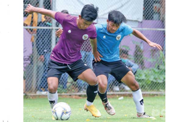 Para pemain Timnas U-19 Indonesia mengikuti latihan bersama di Lapangan D, Senayan, Jakarta