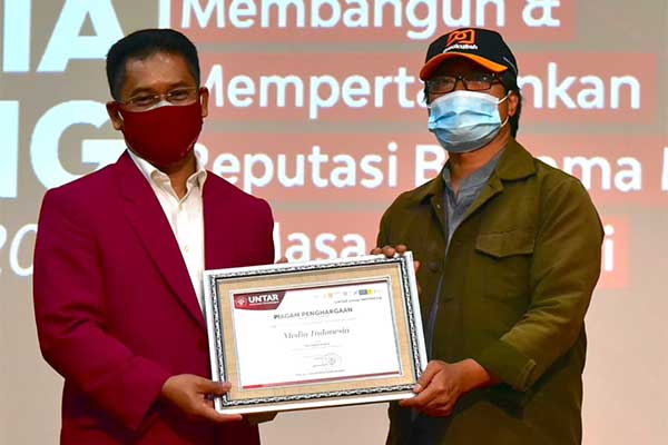 Rektor Untar Prof Dr.Ir Agustinus Purna Irawan menyerahkan piagam penghargaan kepada Media Indonesia sebagai  Media Terbaik