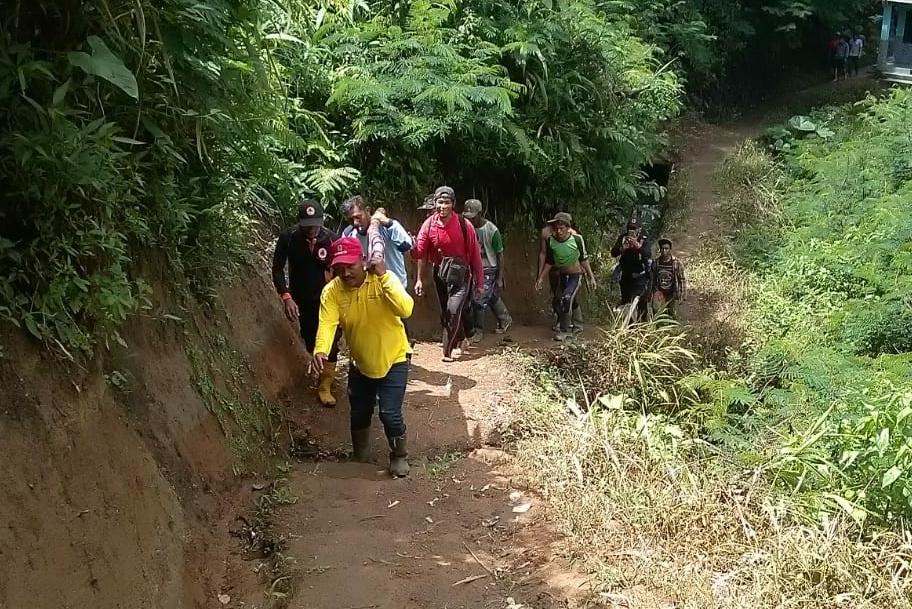 Warga mengevakuasi mahasiswa Universitas Siliwangi yang meninggal dunia di kawasan objek wisata Curug batu Blek.