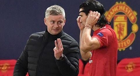 Ole Gunnar Solskjaer (kiri) berbicara dengan penyerang Edinson Cavani 