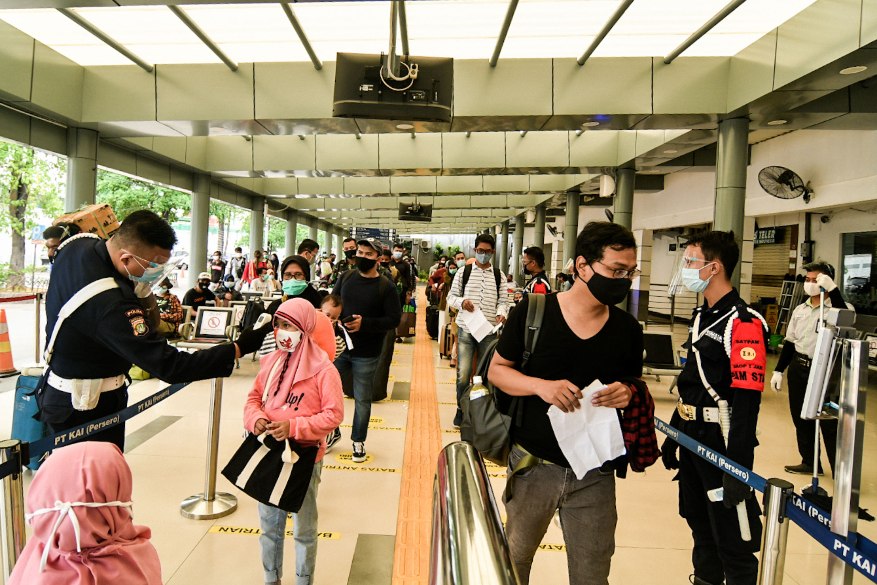 Pemeriksaan suhu tubuh di stasiun Senen, Jakarta