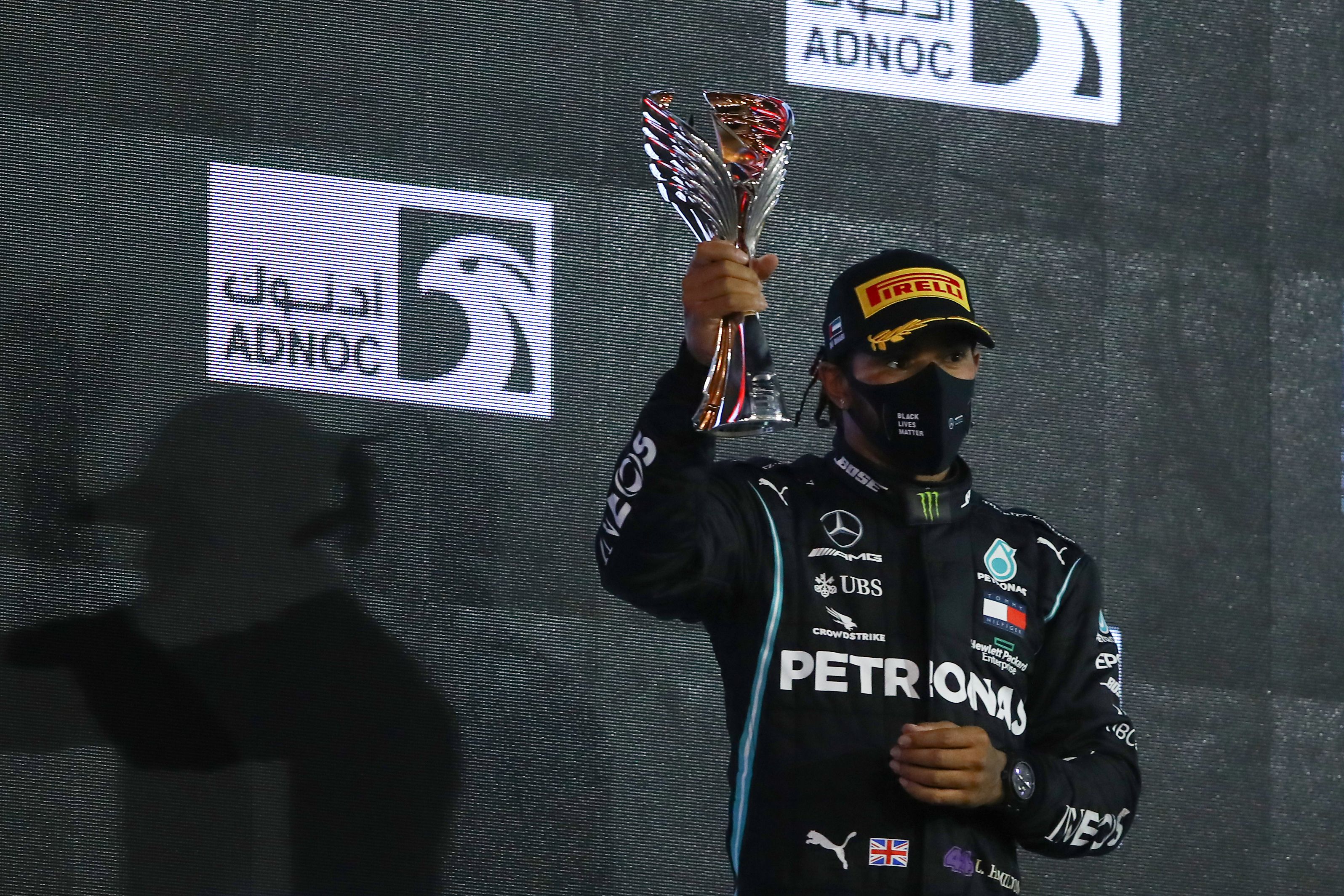 Pembalap Mercedes Lewis Hamilton di atas podium GP Abu Dhabi.