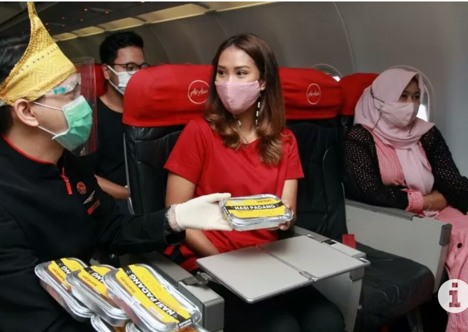 Terbang Perdana ke Padang, Air Asia Bagi Nasi Padang