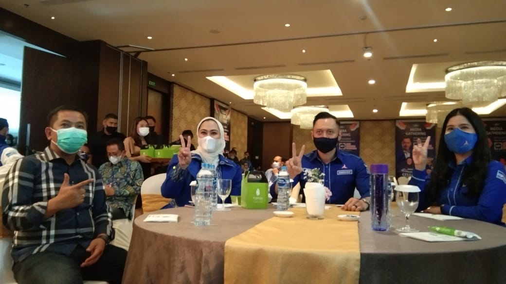 Ketum Demokrat AHY (Kedua dari Kanan), Istri AHY Annisa Pohan (Kanan), paslon bupati Karawang Cellica-Aep