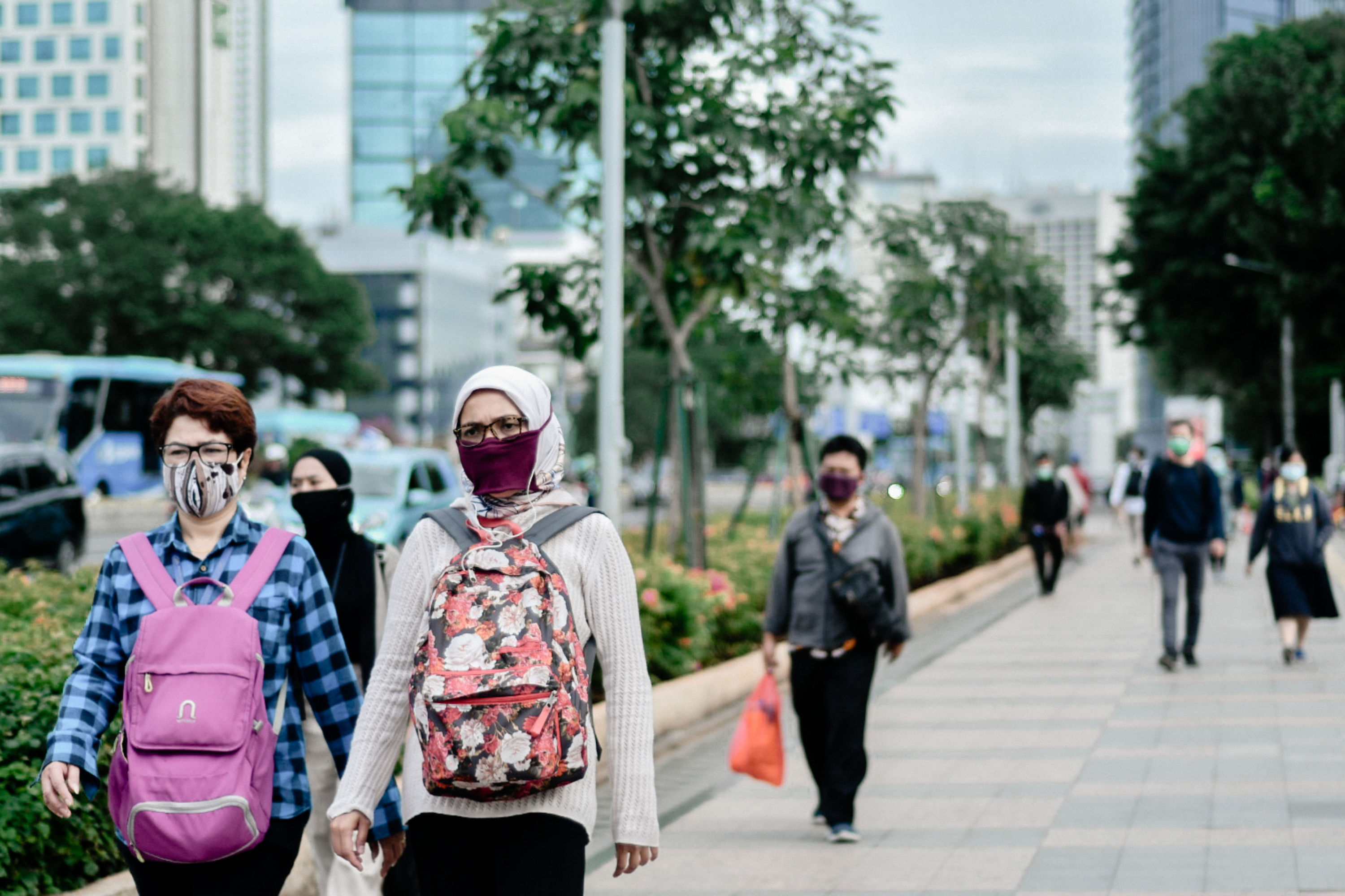 Sejumlah pekerja berjalan di trotoar jalan Jenderal Sudirman, Jakarta