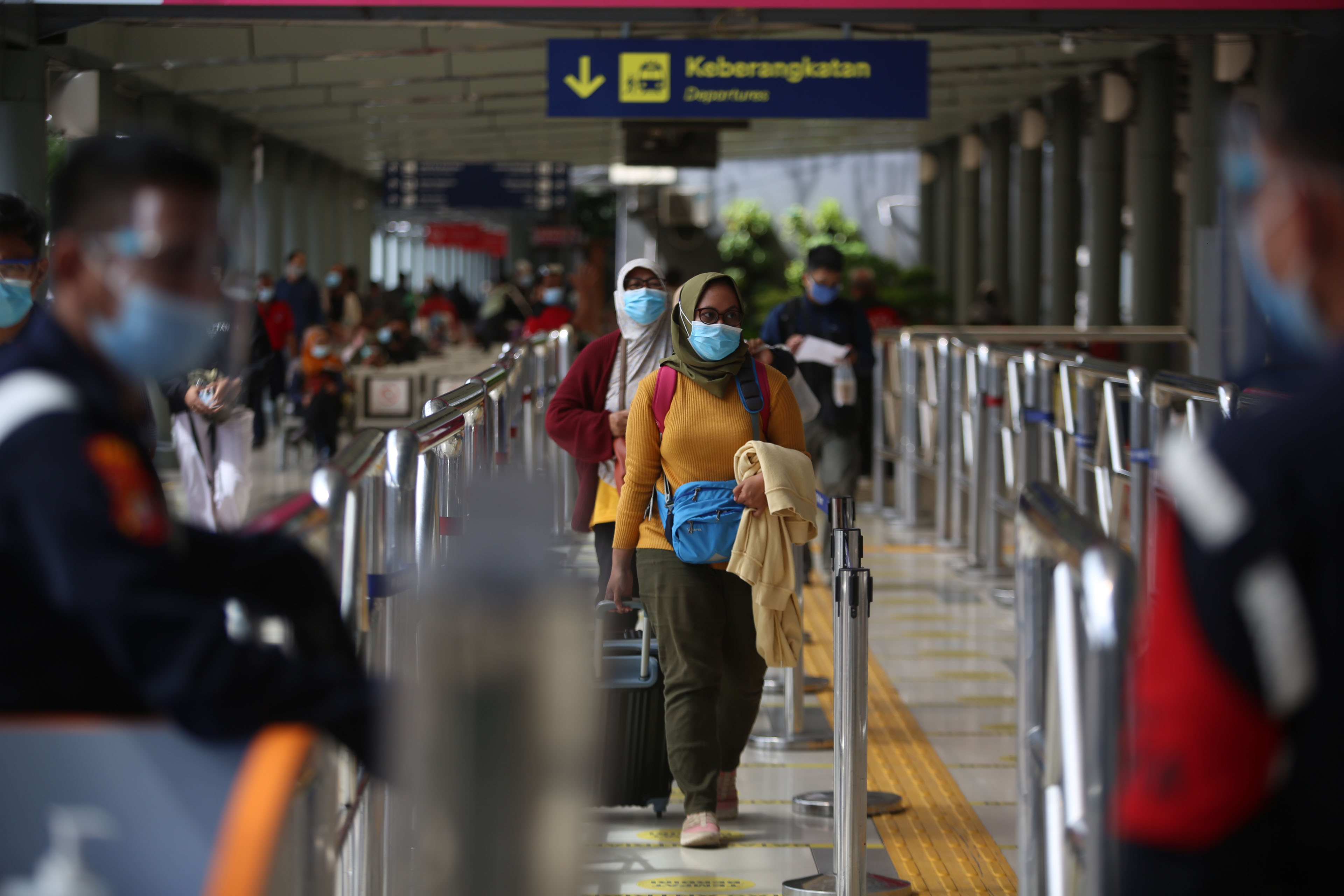 Calon penumpang memasuki pintu keberangkatan untuk diperikas kelengkapan tiket dan hasil rapid test di Stasiun Senen, Jakarta, Minggu (20/12