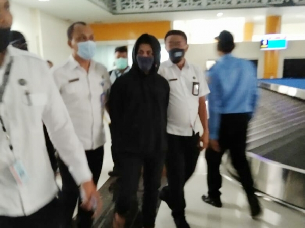 Tersangka DPO narkoba HA tiba di Bandara Sultan Baabullah, Ternate setelah ditangkap di Jakarta.