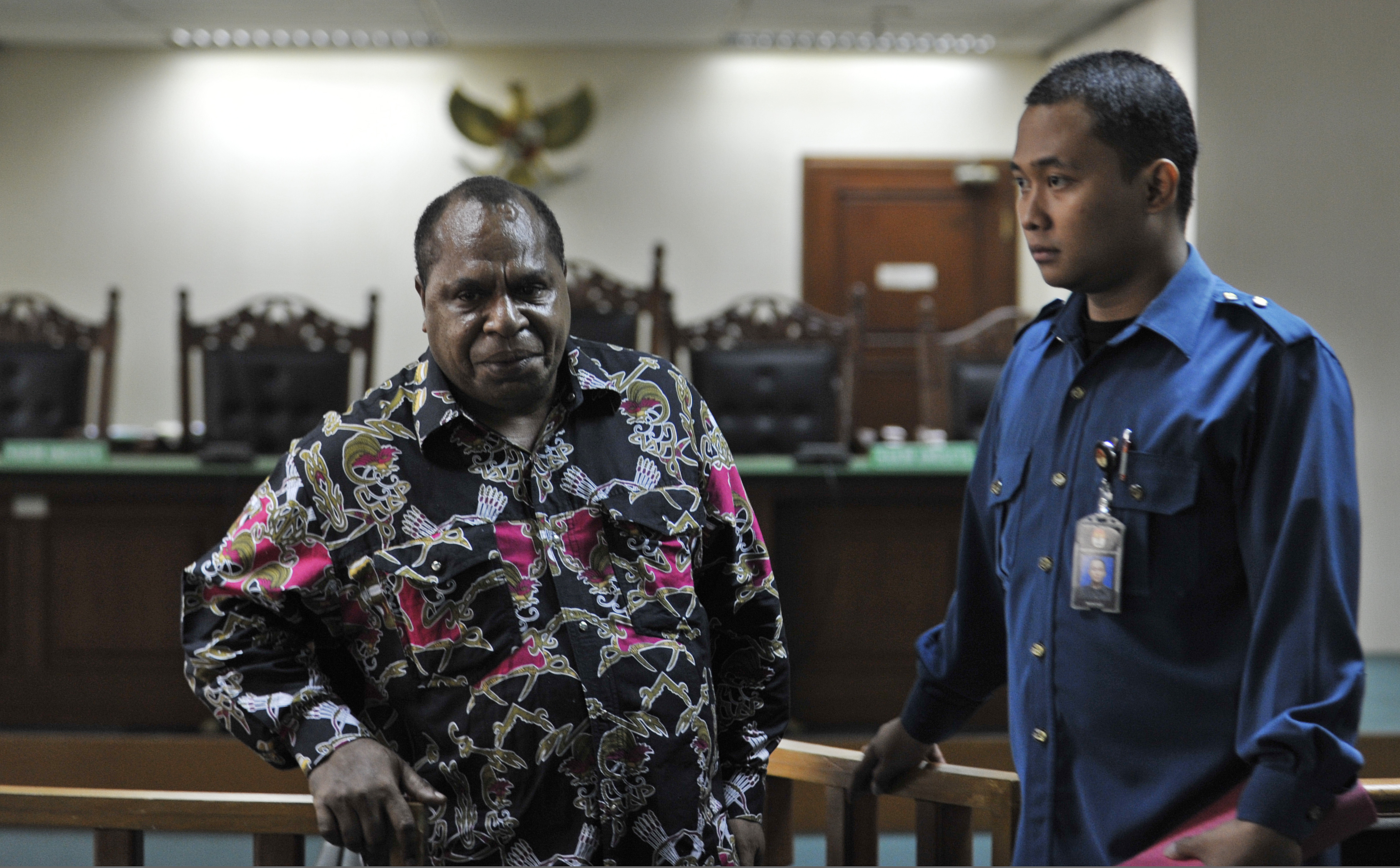 Bupati Boven Digoel, Yusak Yaluwo (kiri).