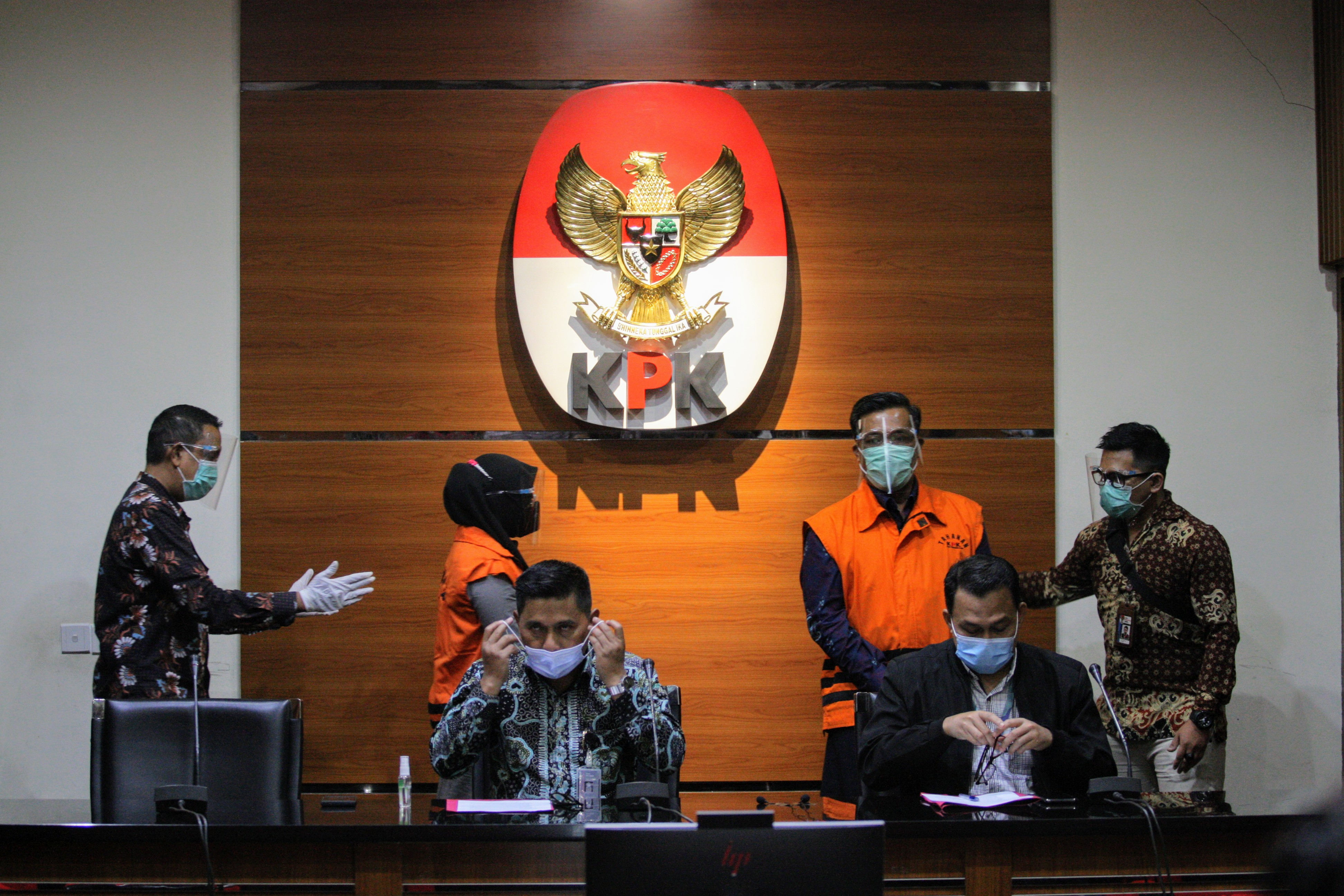 KPK  menahan Ketua ULP Bakamla Leni Marlena dan anggota ULP Bakamla Juli Amar Ma'ruf (rompi oranye), Selasa (1/12/2020).