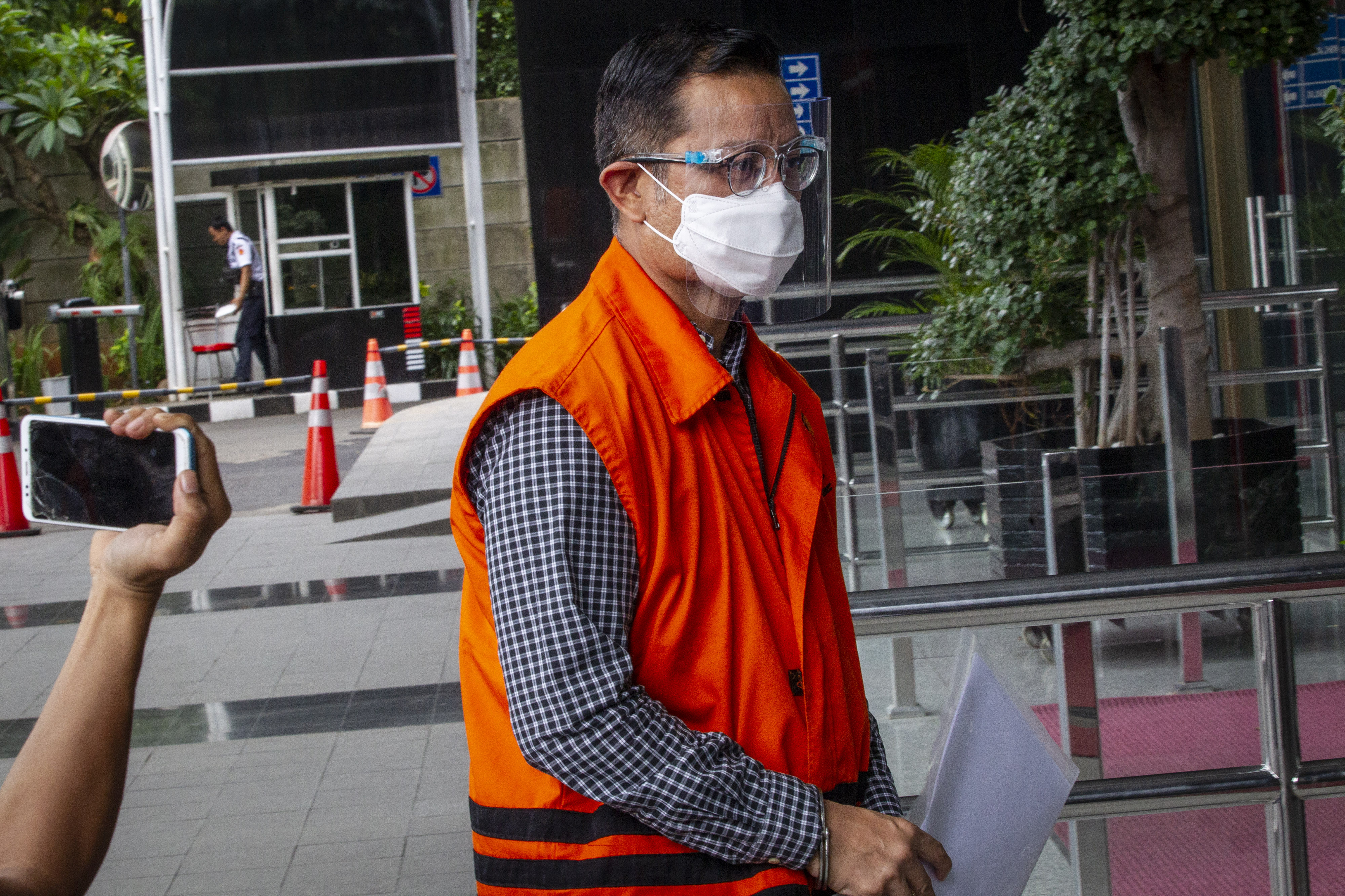 Mantan Menteri Sosial Juliari Peter Batubara tiba untuk menjalani pemeriksaan perdana di gedung KPK, Jakarta.