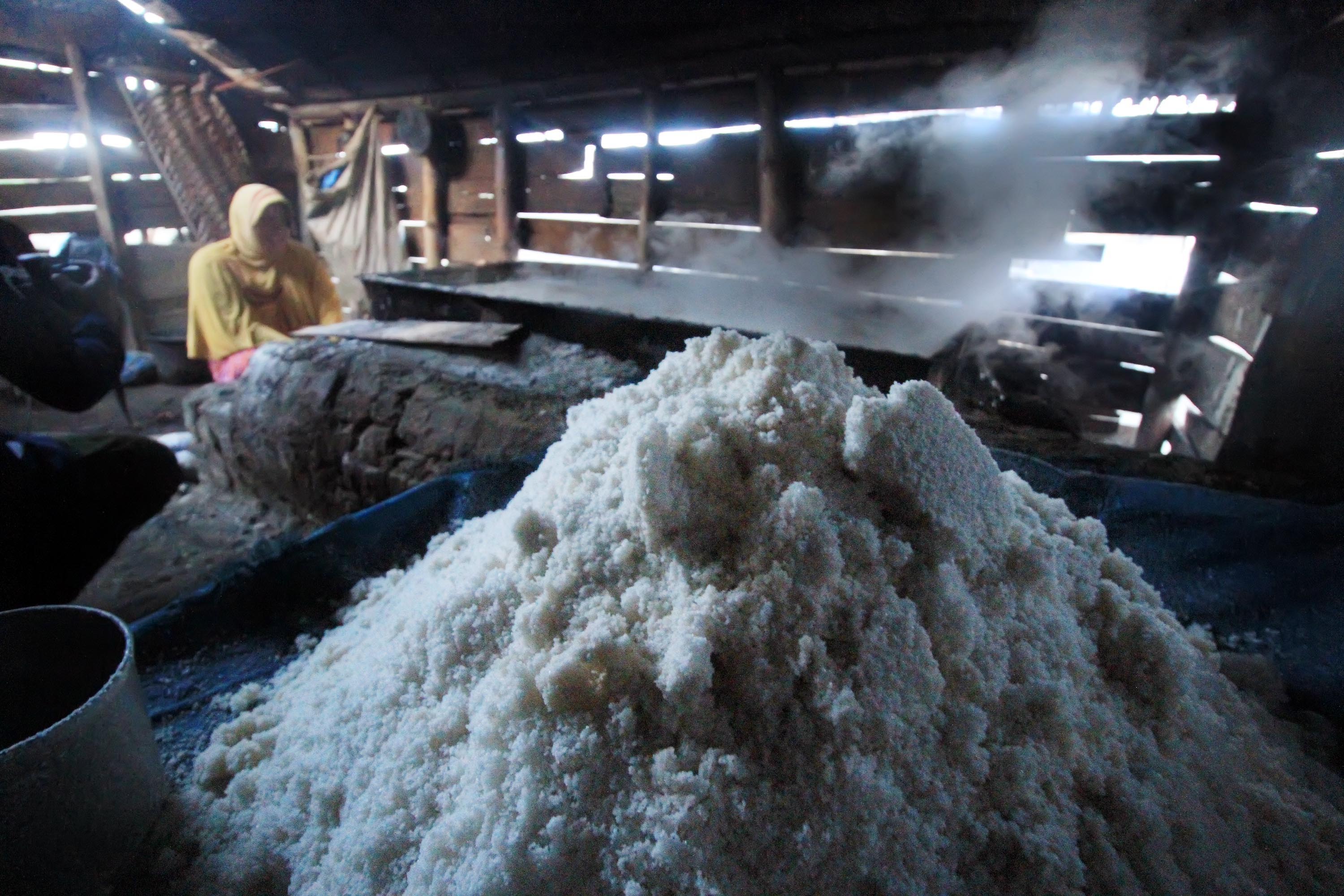 Ilustrasi--Warga mengolah garam di areal tambak Desa Lancok, Bayu, Aceh Utara, Aceh.