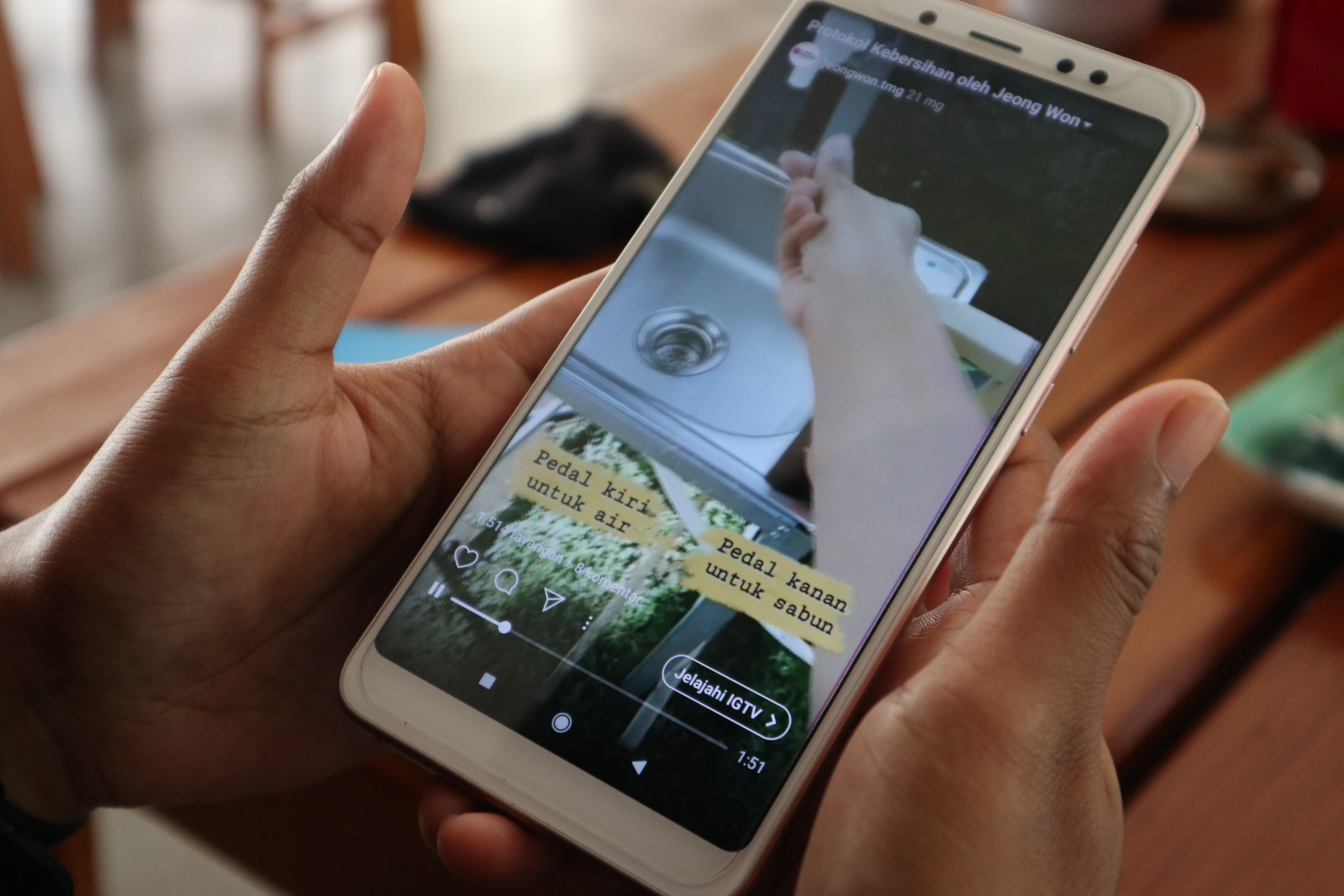 Pengunjung Resto Jeong Won Temanggung menonton video sosialisasi protokol kesehatan pencegahan Covid-19 