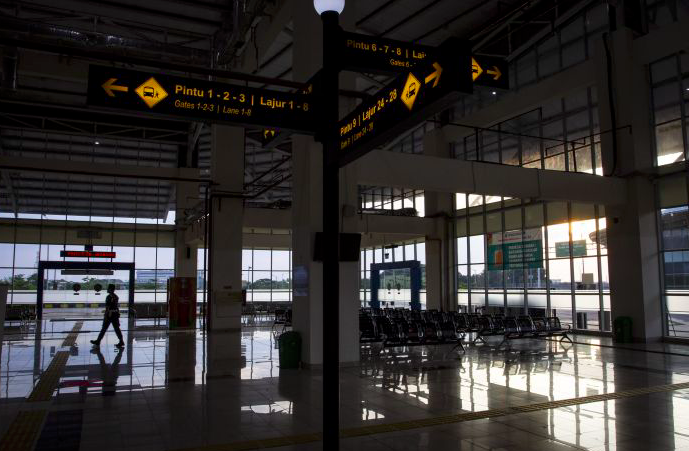  Petugas berjalan di ruang tunggu keberangkatan bus Antar Kota Antar Provinsi (AKAP) di Terminal Terpadu Pulo Gebang, Jakarta Timur.