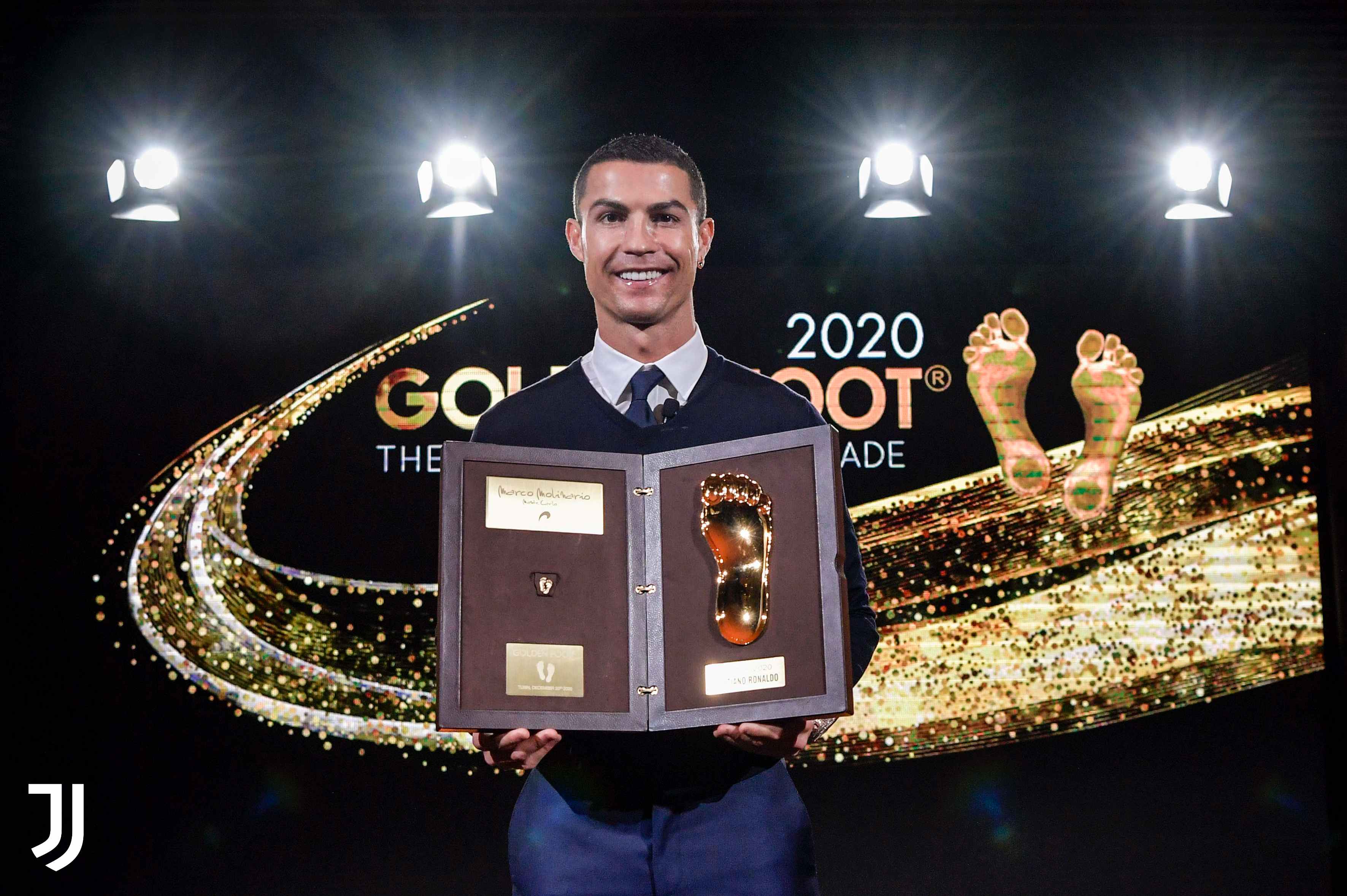 Penyerang Juventus Cristiano Ronaldo menerima penghargaan Golden Foot