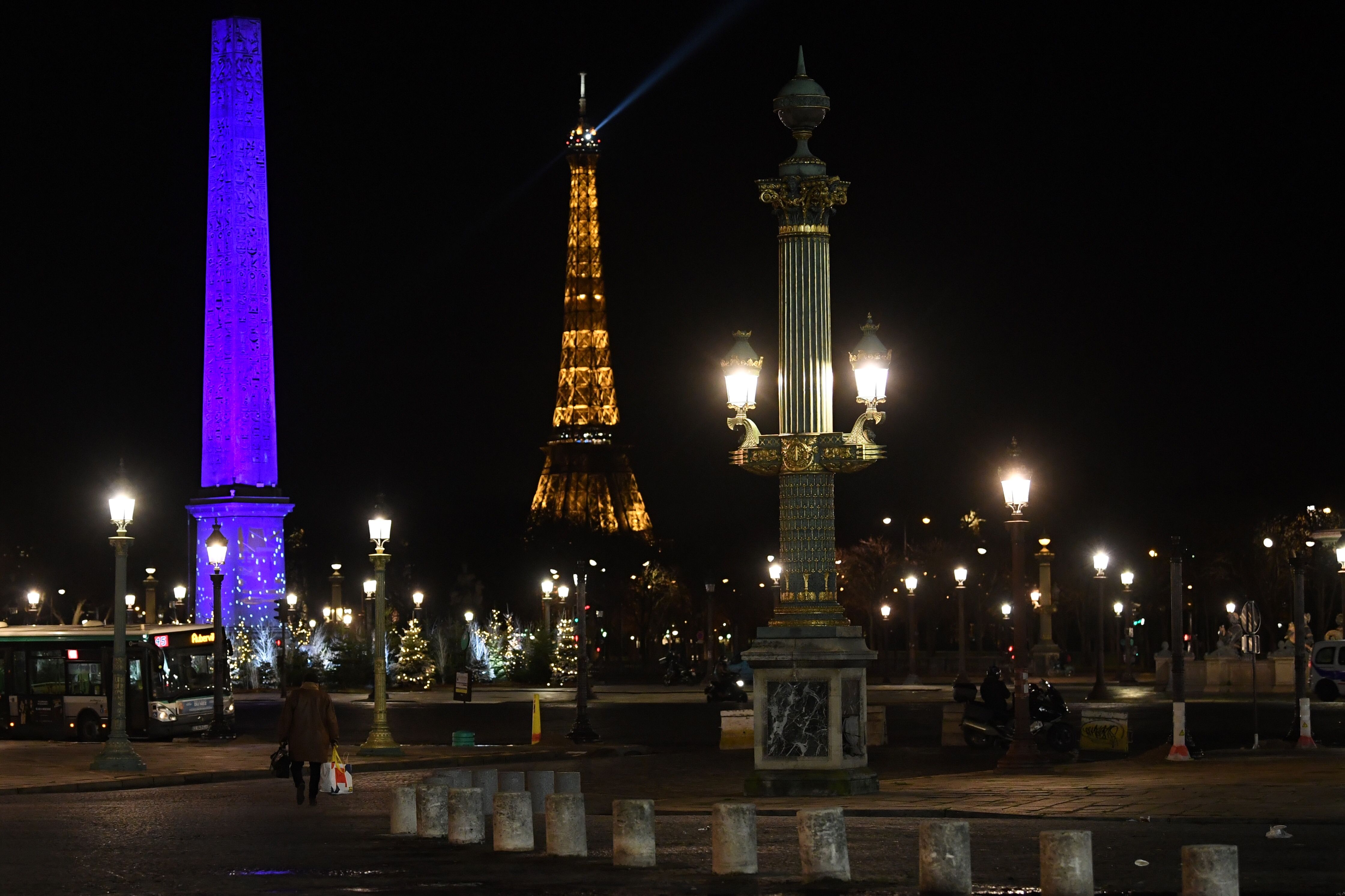 Suasana di Alun-Alun Concorde, dengan latar belakang Menara Eiffel, yang sepi akibat pemberlakuan jam malam di Paris, Prancis.