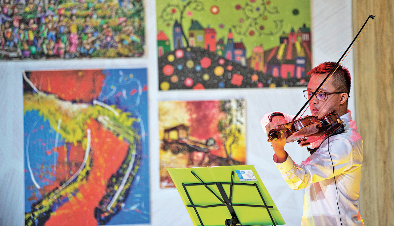 Pemusik yang juga penyandang tunagrahita, Kemal Avicenna, tampil dalam acara puncak peringatan Hari Disabilitas Internasional 2020.