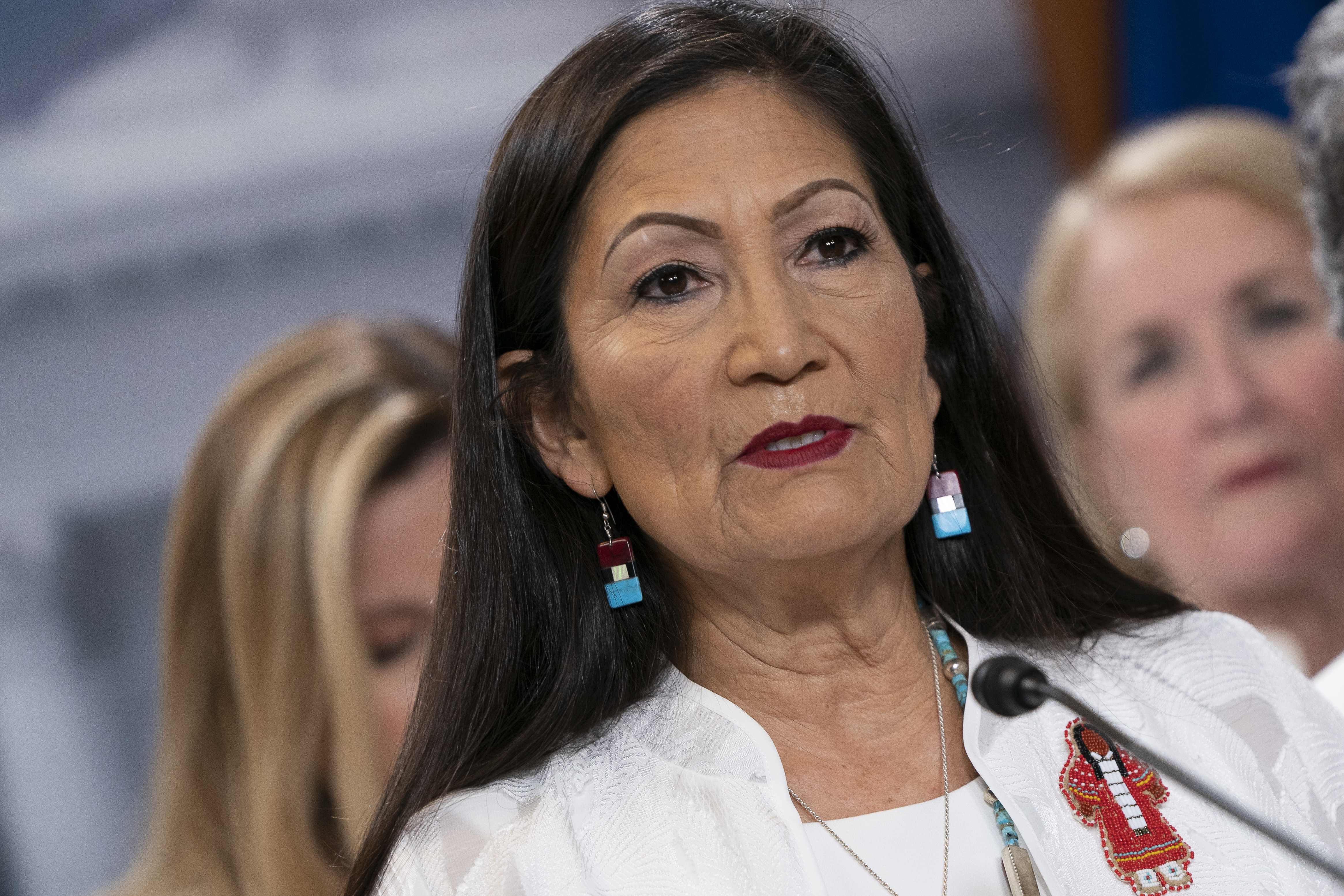 Deb Haaland, kandidat menteri dalam negeri AS pilihan Joe Biden.