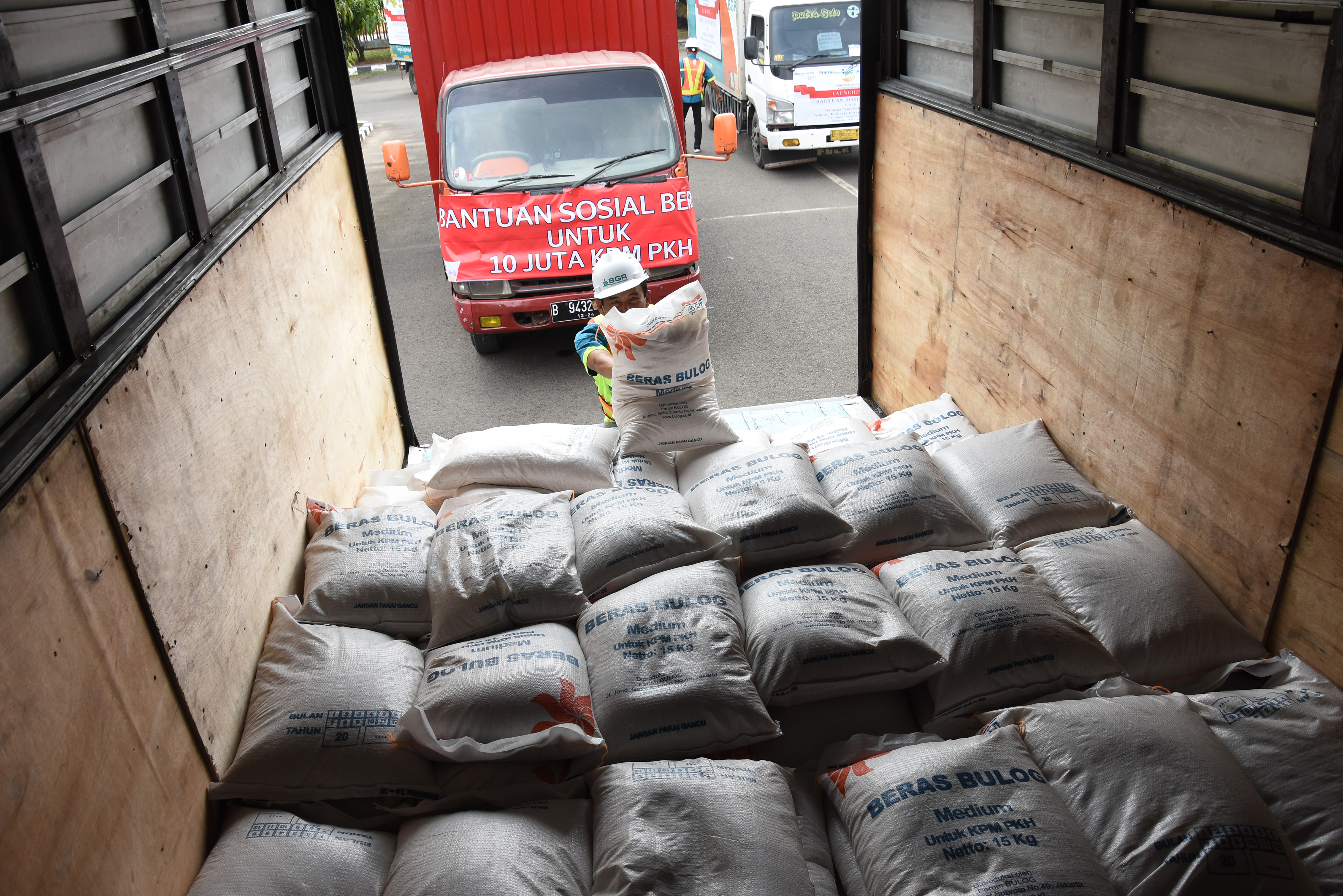  BANSOS BERAS BULOG DAN KEMENSOS: Pekerja mengangkut beras yang akan disalurkan untuk 10 juta KPM-PKH di Komplek Gudang BULOG. 