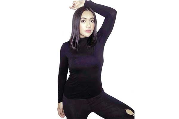 Aktris dan penyanyi  Denada Tambunan