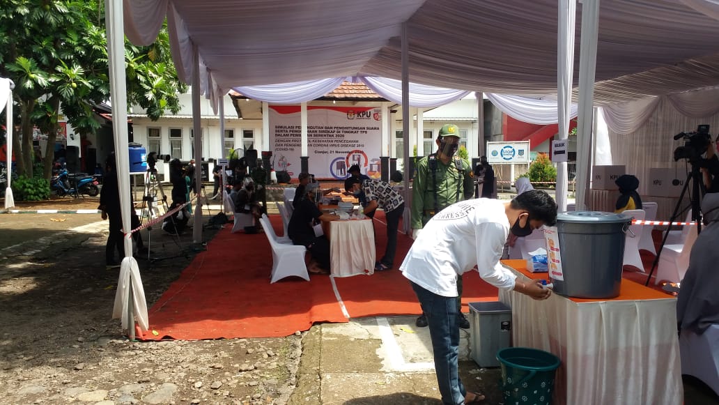 Simulasi pelaksanaan pencoblosan saat pilkada dalam pandemi covid-19 dengan protokol kesehatan.