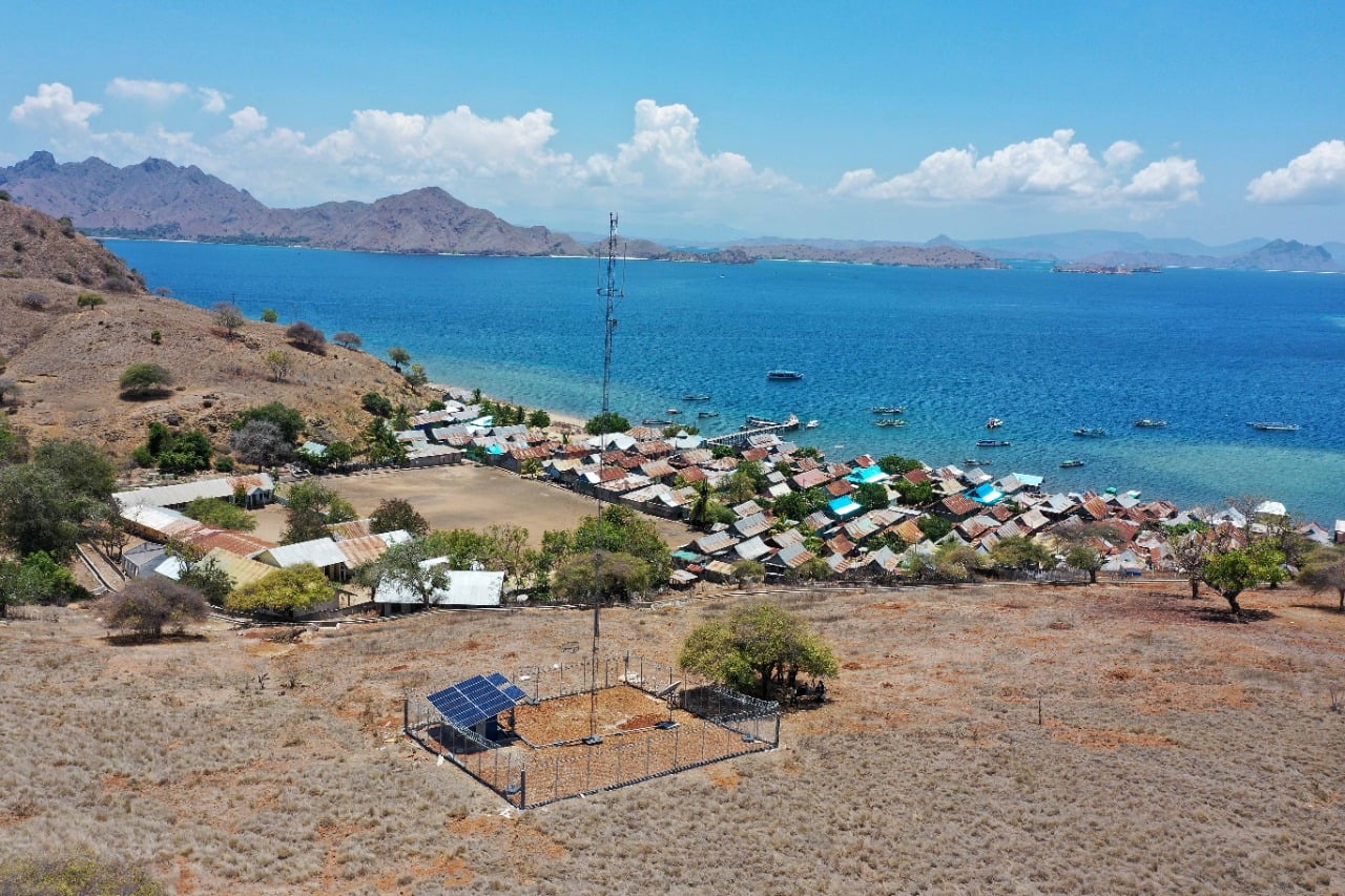  Foto udara menara pemancar sinyal Base Transceiver station (BTS) milik Bakti di Pulau Rinca, Nusa Tenggara Timur, Minggu (25/10). 