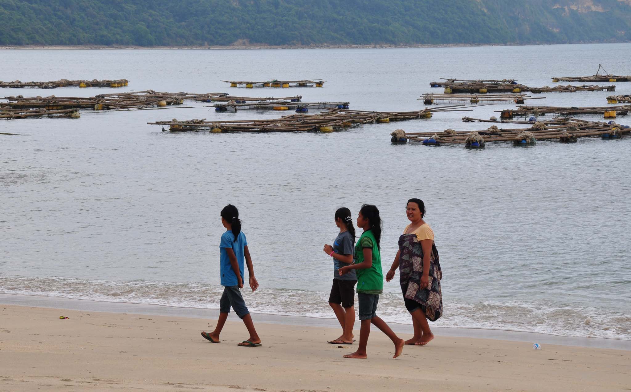 KERAMBA LOBSTER: Sejumlah warga melintas dekat keramba lobster milik nelayan di pinggiran pantai Bumbang, Desa Mertak, Lombok Tengah, NTB.