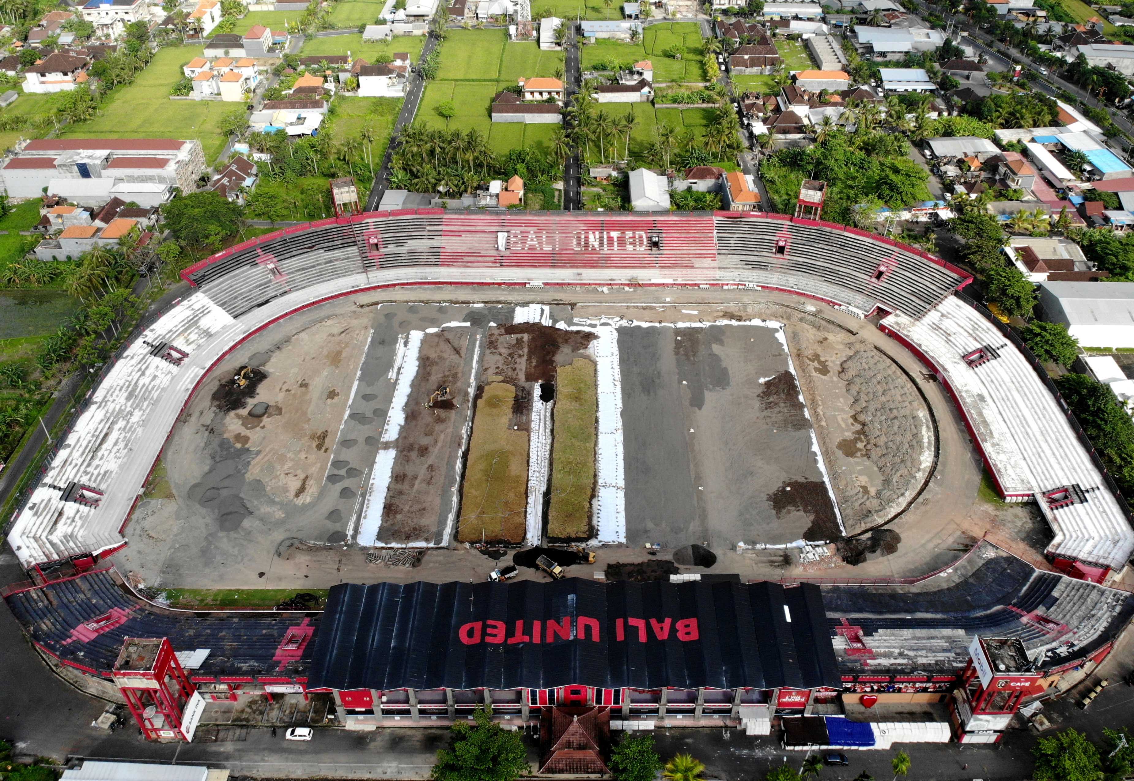 Foto udara renovasi Stadion Kapten I Wayan Dipta yang rencananya akan digunakan sebagai venue Piala Dunia U-20 2021 di Bali