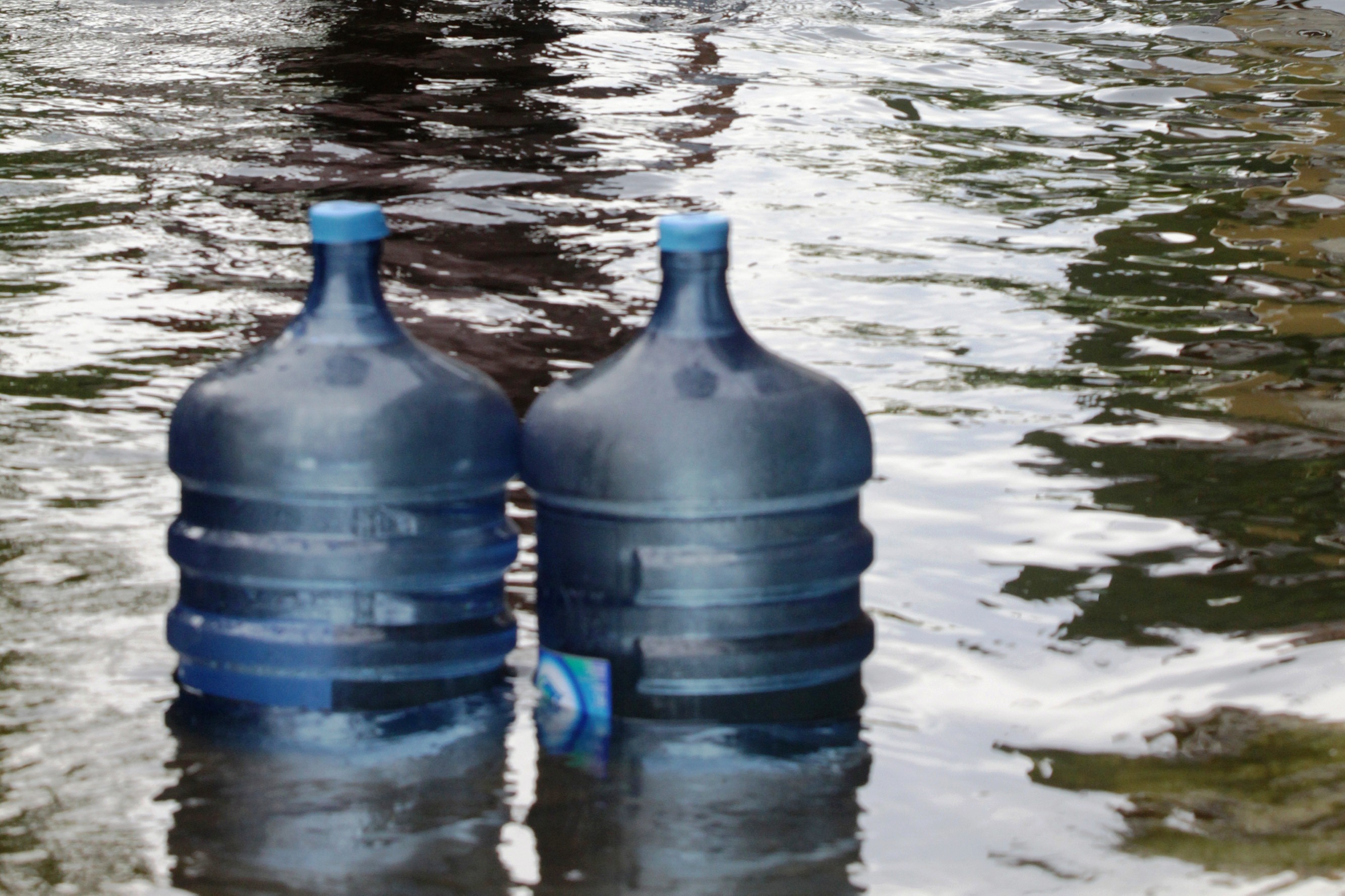 Ilustrasi kemasan galon air mineral dengan bahan PC yang mengandung BPA