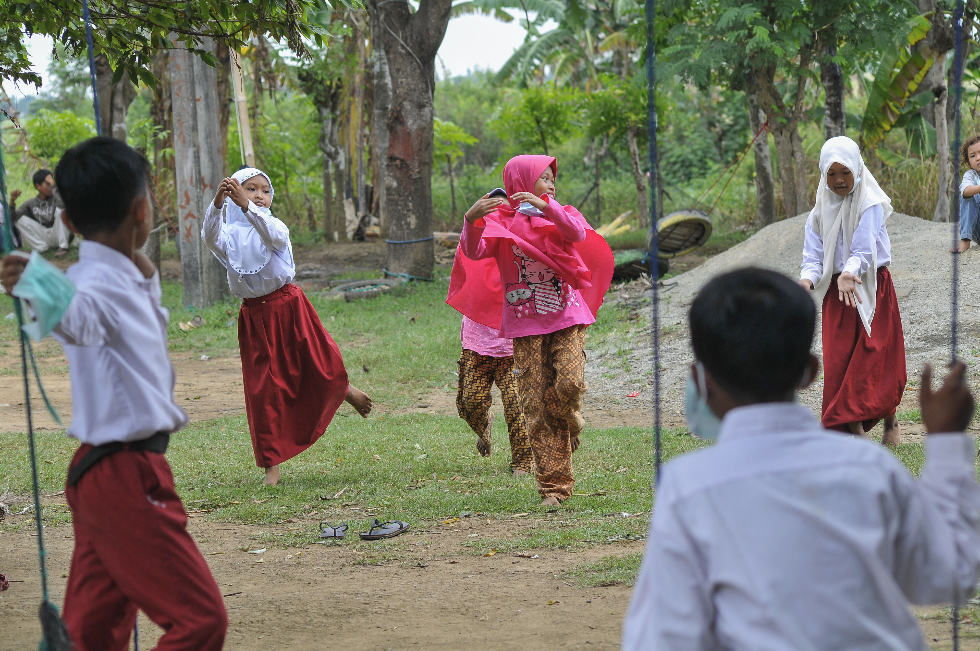  Sejumlah murid SD Sekolah Alam berlatih tari di Sukawangi, Kabupaten Bekasi, Jawa Barat, Senin (30/11)