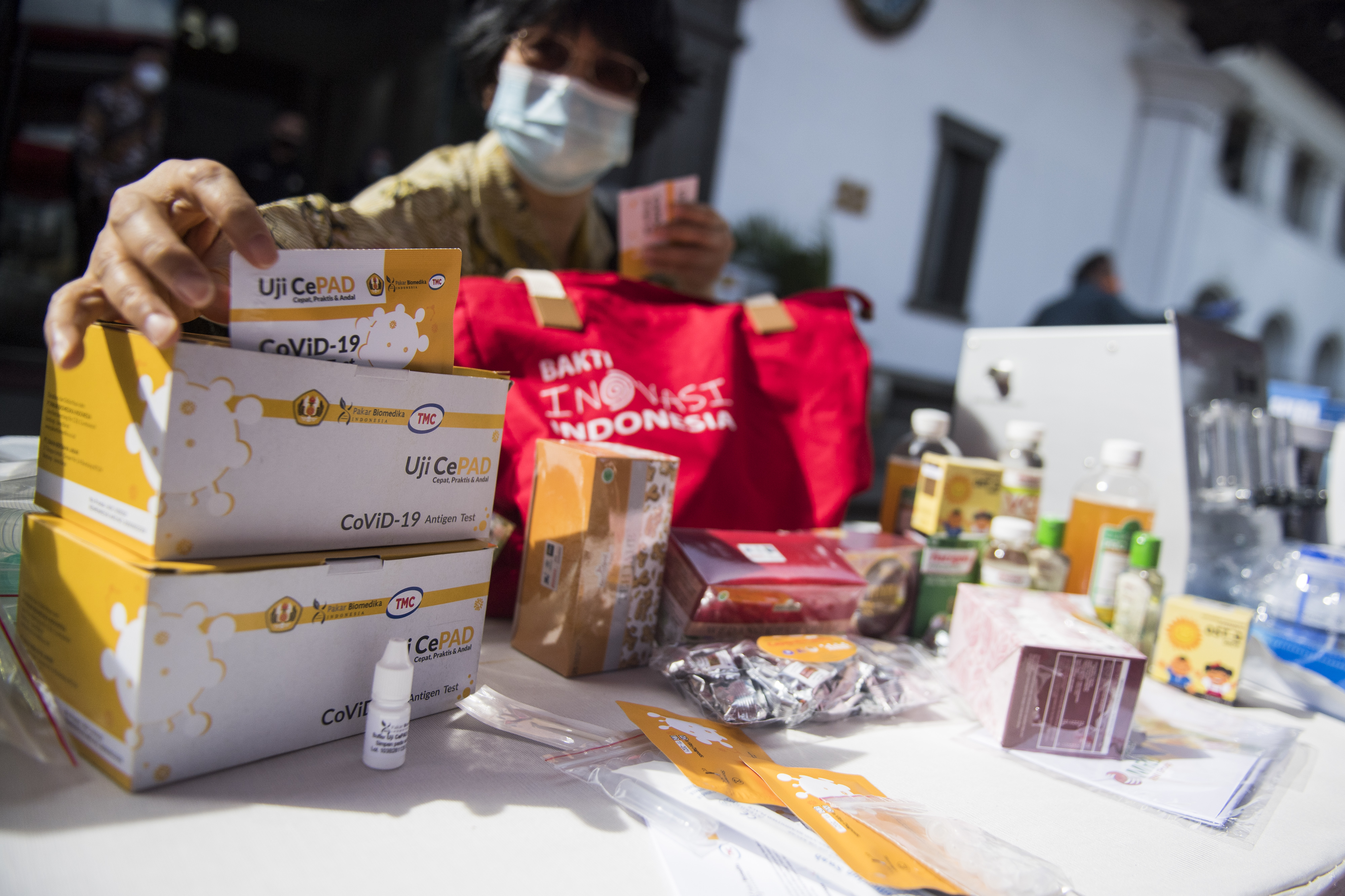 Petugas menata sejumlah produk inovasi sebelum penyerahan kepada Pemprov Jawa Barat 