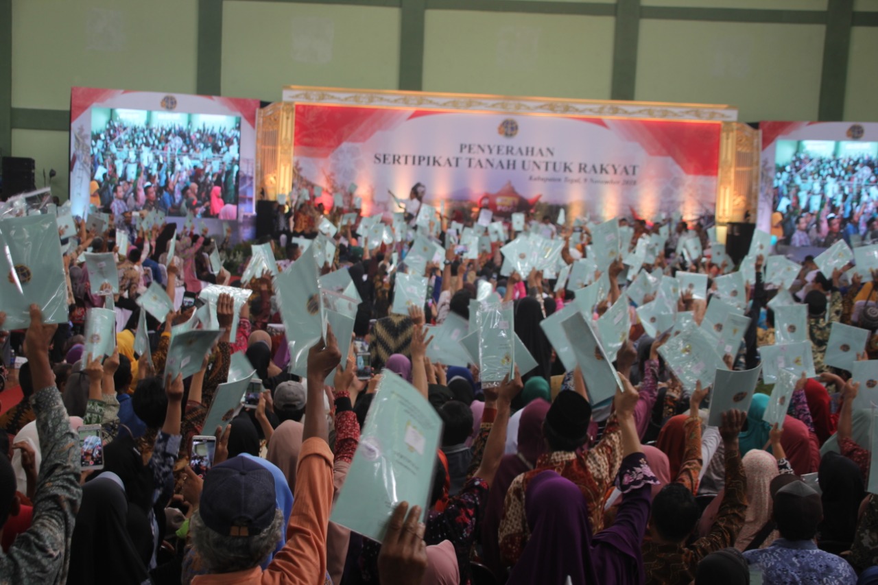 Presiden Jokowi membagikan sertifikat tanah kepada masyarakat Kabupaten Tegal, Jateng di GOR Trisanja, Slawi, beberapa waktu lalu.