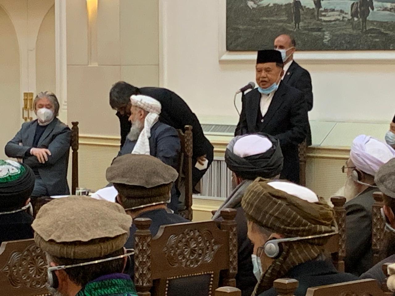 Jusuf Kalla (berdiri, tengah) bertemu ulama di Afghanistan