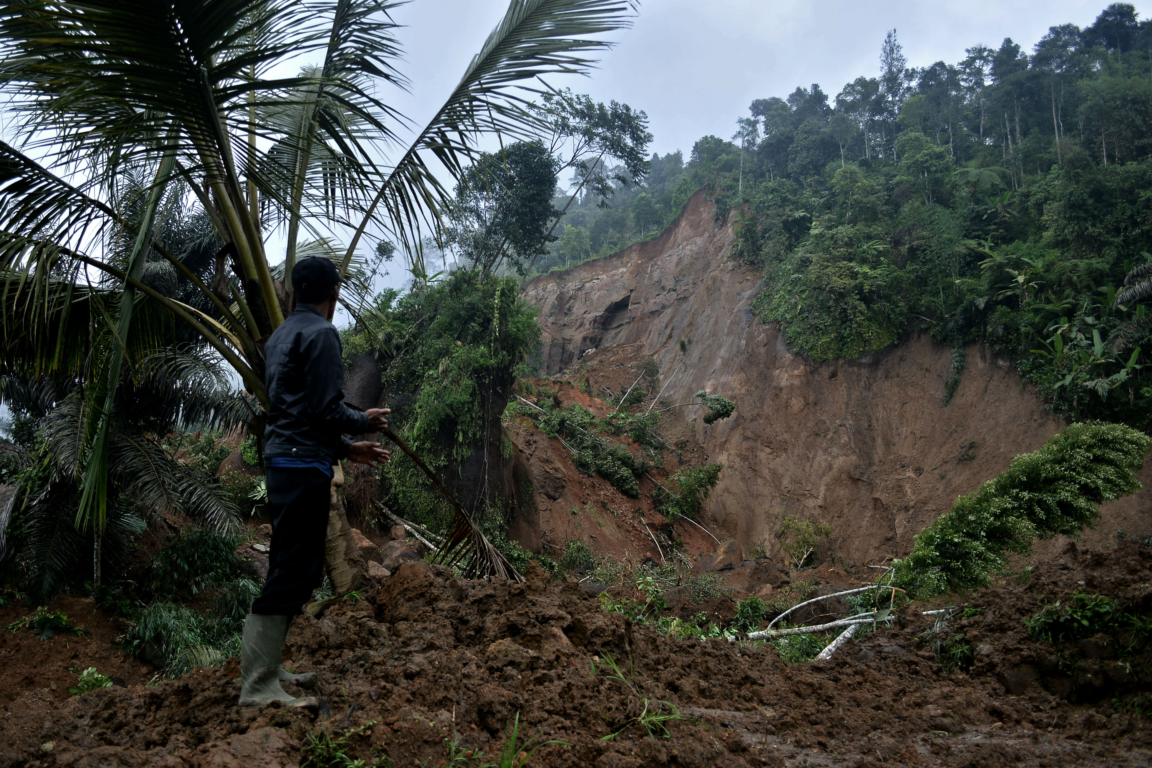 Warga memelihat kondisi tebing yang longsor di Cisewu, Kabupaten Garut, Jawa Barat, Sabtu (5/12).