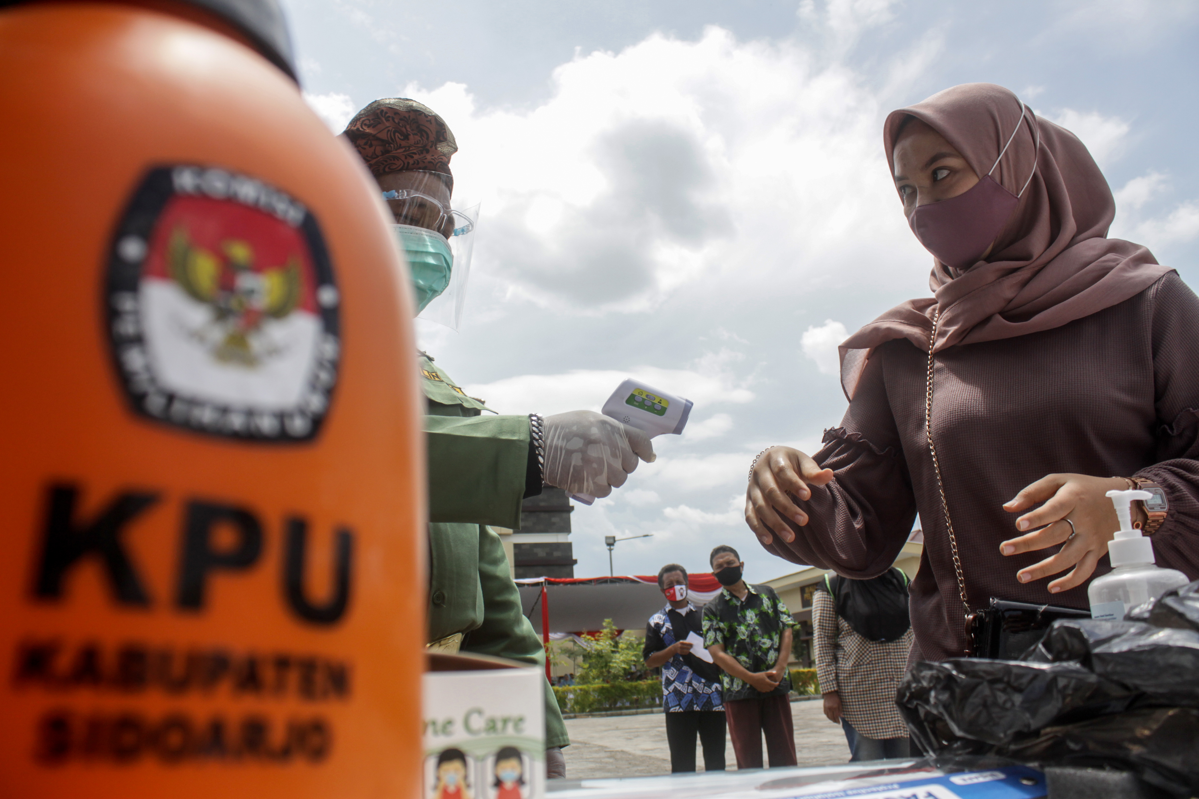 Simulasi pelaksanaan pencoblosan saat Pilkada serentak besok, 9 Desember 2020.