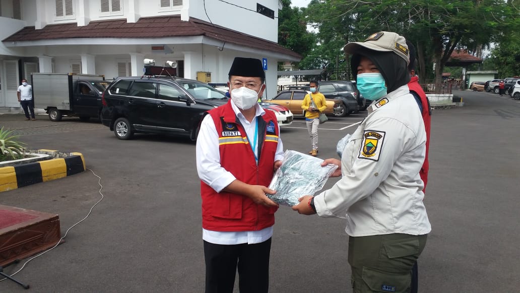Plt Bupati Cianjur, Jabar Herman Suherman, secara simbolis menyerahkan alat pelindung diri kepada personel Satpol PP, Rabu (30/12/20)20