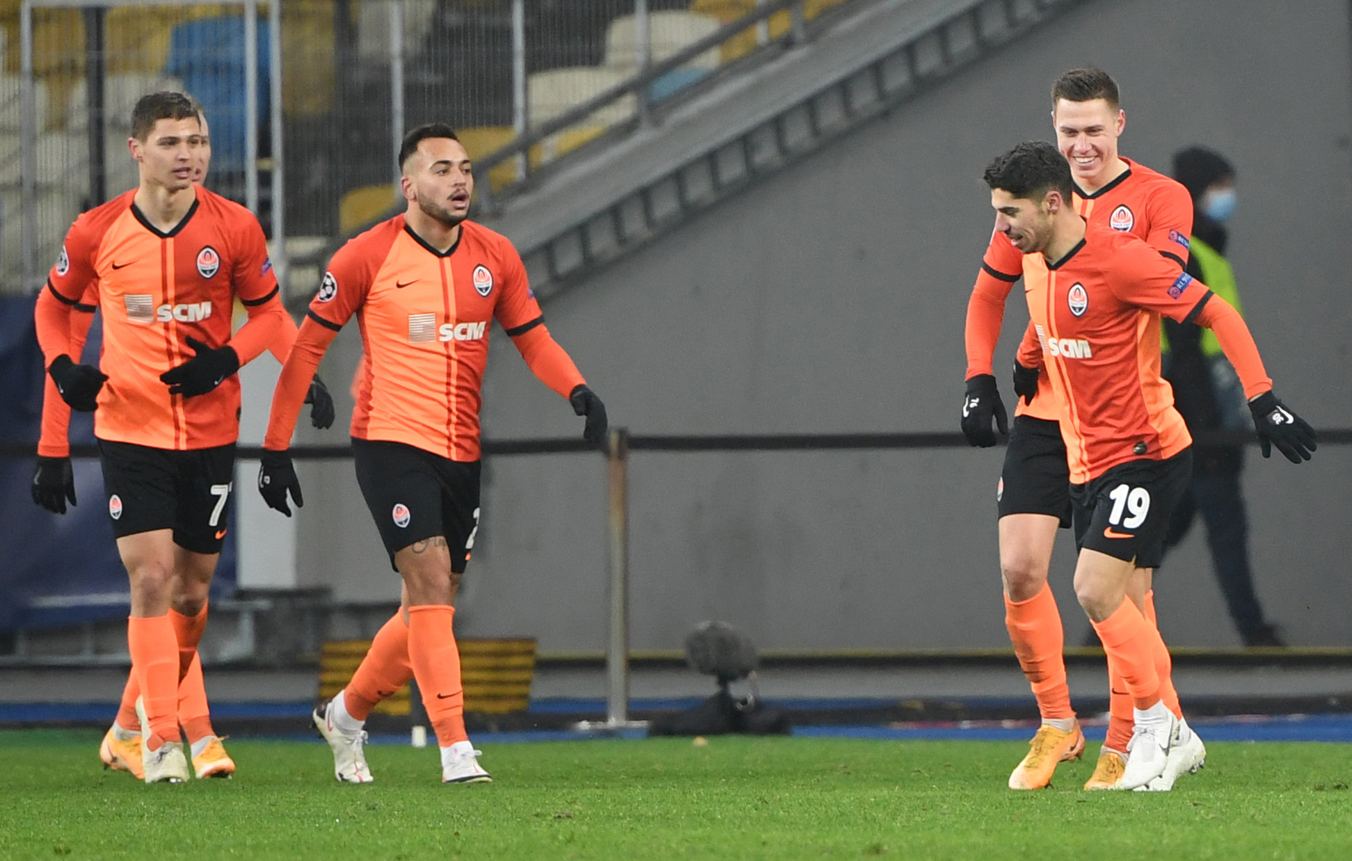 Pemain Shakhtar Donetsk merayakan kemenangan 2-0 atas Real Madrid dalam lanjuan penyisihan Grup B Liga Champions, Rabu (2/12).    